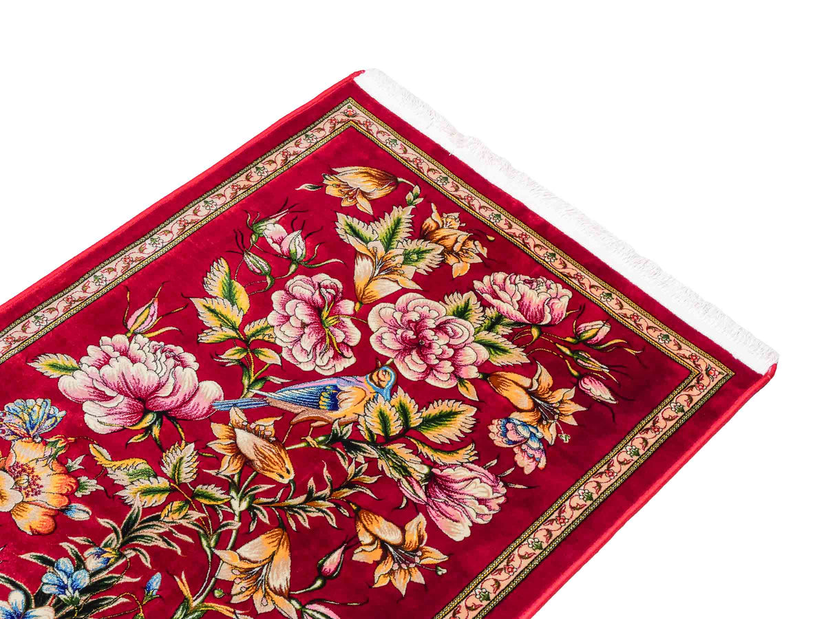Ghom Maschinenteppich "Jamshid" 90 x 60 cm aus pflanzlicher Seide (Viskose) mit floralem Bildmotiv, Rot. Teppichnummer: V48RD054M Persian Luxury Collection by Khademi. Made in Iran / Persia – Vertrieb durch JUPITER Intl.