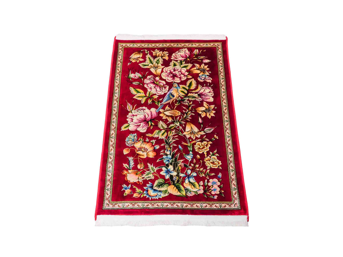 Ghom Maschinenteppich "Jamshid" 90 x 60 cm aus pflanzlicher Seide (Viskose) mit floralem Bildmotiv, Rot. Teppichnummer: V48RD054M Persian Luxury Collection by Khademi. Made in Iran / Persia – Vertrieb durch JUPITER Intl.