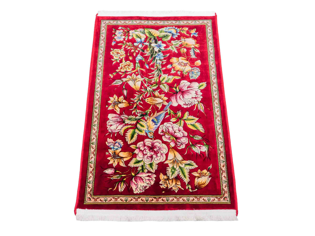 Ghom Maschinenteppich "Jamshid" 90 x 60 cm aus pflanzlicher Seide (Viskose) mit floralem Bildmotiv, Rot. Teppichnummer: V48RD054M Persian Luxury Collection by Khademi. Made in Iran / Persia – Vertrieb durch JUPITER Intl.