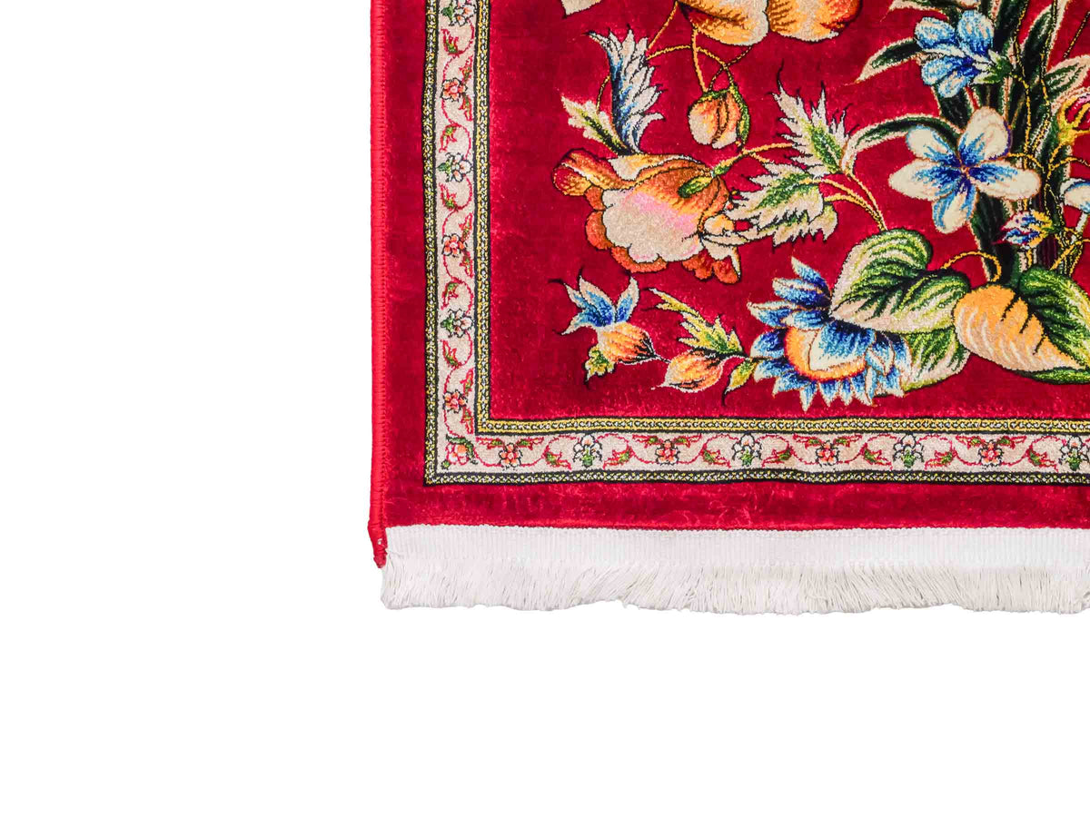 Ghom Maschinenteppich "Jamshid" 90 x 60 cm aus pflanzlicher Seide (Viskose) mit floralem Bildmotiv, Rot. Teppichnummer: V48RD054M Persian Luxury Collection by Khademi. Made in Iran / Persia – Vertrieb durch JUPITER Intl.