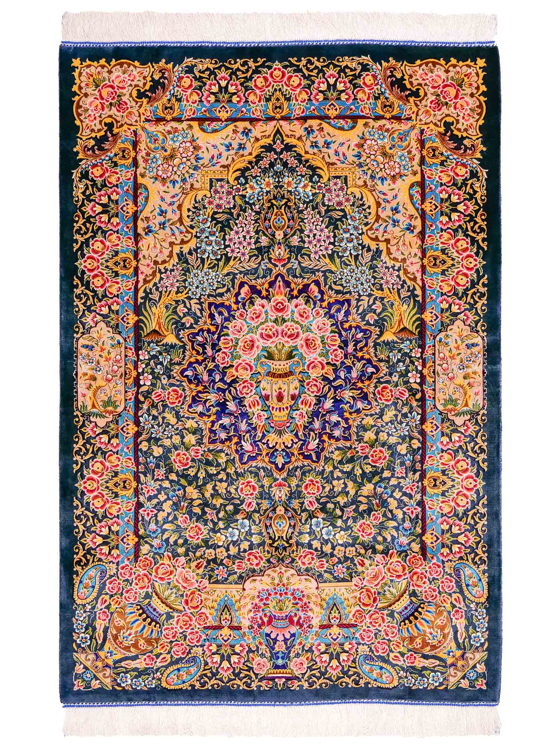 Ghom Maschinenteppich "Kaveh" 150 x 100 cm aus pflanzlicher Seide (Viskose) mit floralem Bildmotiv, Blau und Grün. Teppichnummer: V49TB150H Persian Luxury Collection by Khademi. Made in Iran / Persia – Vertrieb durch JUPITER Intl.