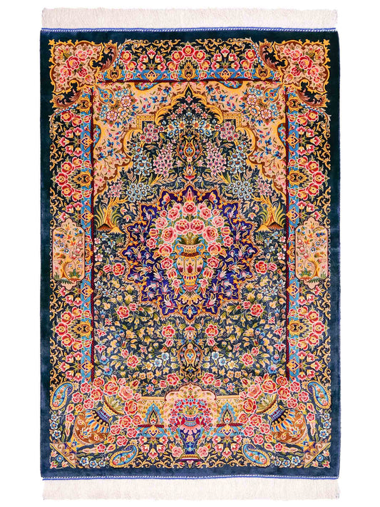 Ghom Maschinenteppich "Kaveh" 150 x 100 cm aus pflanzlicher Seide (Viskose) mit floralem Bildmotiv, Blau und Grün. Teppichnummer: V49TB150H Persian Luxury Collection by Khademi. Made in Iran / Persia – Vertrieb durch JUPITER Intl.