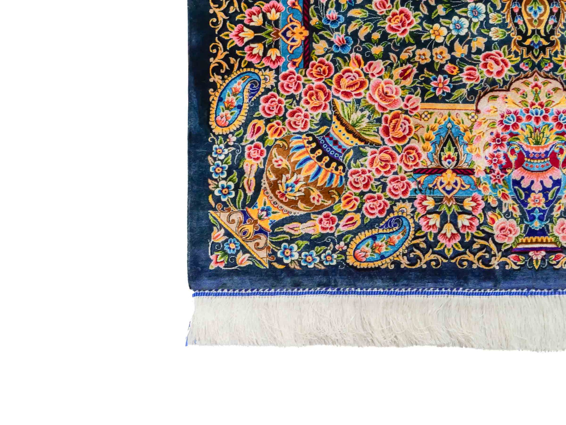 Ghom Maschinenteppich "Kaveh" 150 x 100 cm aus pflanzlicher Seide (Viskose) mit floralem Bildmotiv, Blau und Grün. Teppichnummer: V49TB150H Persian Luxury Collection by Khademi. Made in Iran / Persia – Vertrieb durch JUPITER Intl.
