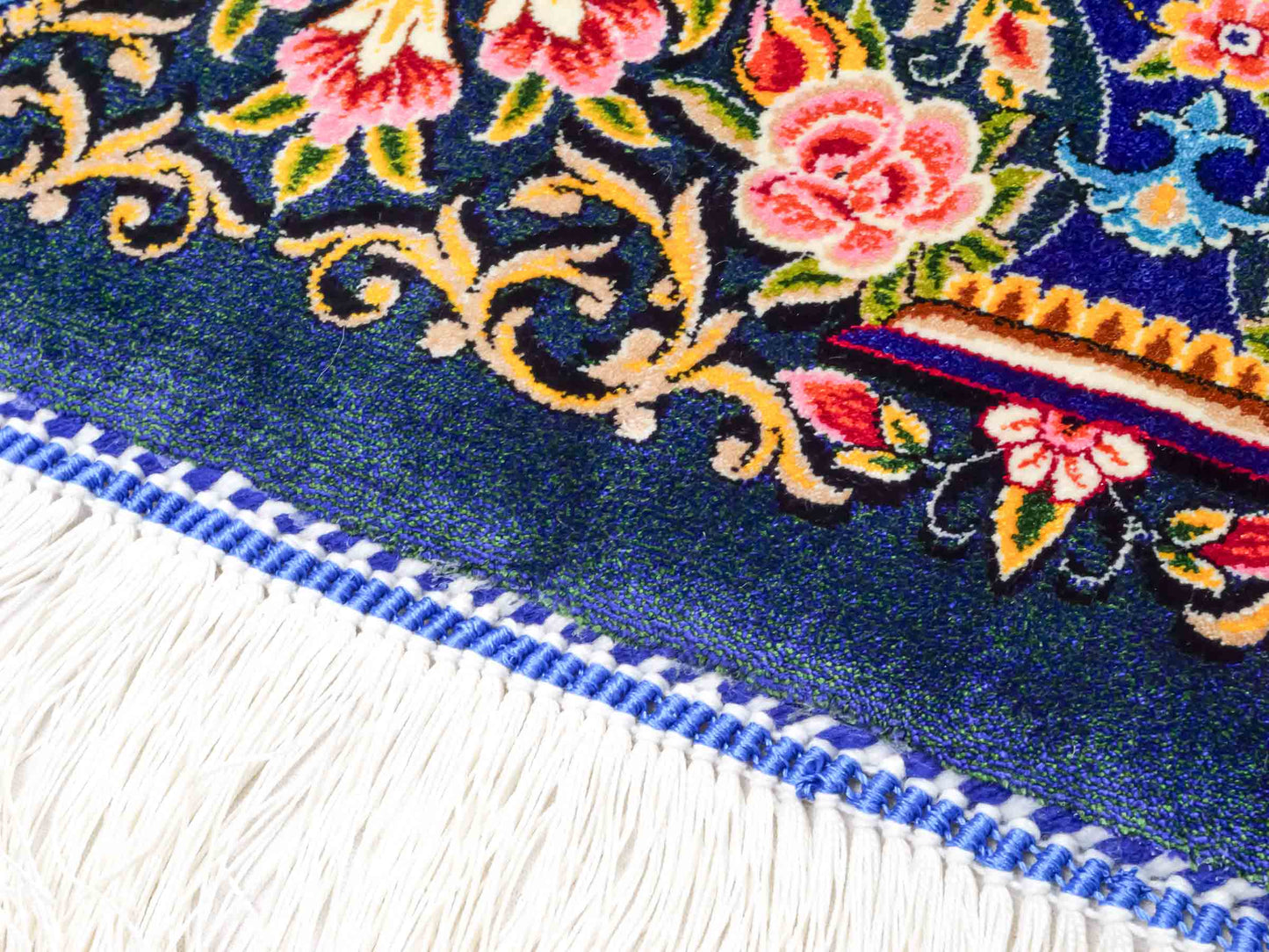 Ghom Maschinenteppich "Kaveh" 150 x 100 cm aus pflanzlicher Seide (Viskose) mit floralem Bildmotiv, Blau und Grün. Teppichnummer: V49TB150H Persian Luxury Collection by Khademi. Made in Iran / Persia – Vertrieb durch JUPITER Intl.