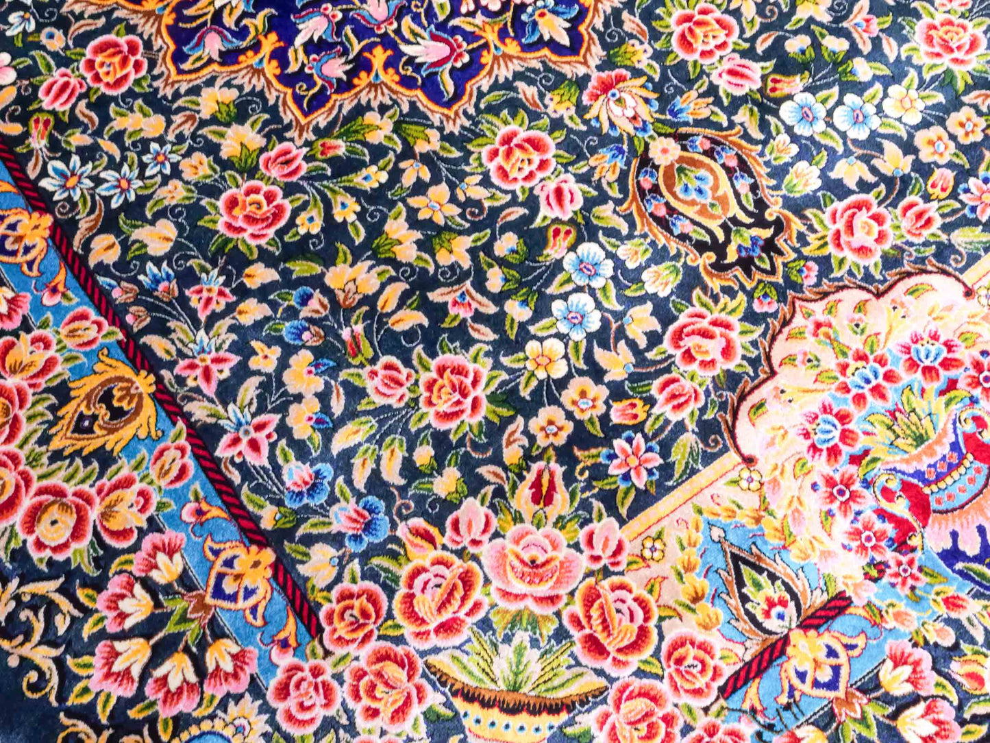 Ghom Maschinenteppich "Kaveh" 150 x 100 cm aus pflanzlicher Seide (Viskose) mit floralem Bildmotiv, Blau und Grün. Teppichnummer: V49TB150H Persian Luxury Collection by Khademi. Made in Iran / Persia – Vertrieb durch JUPITER Intl.