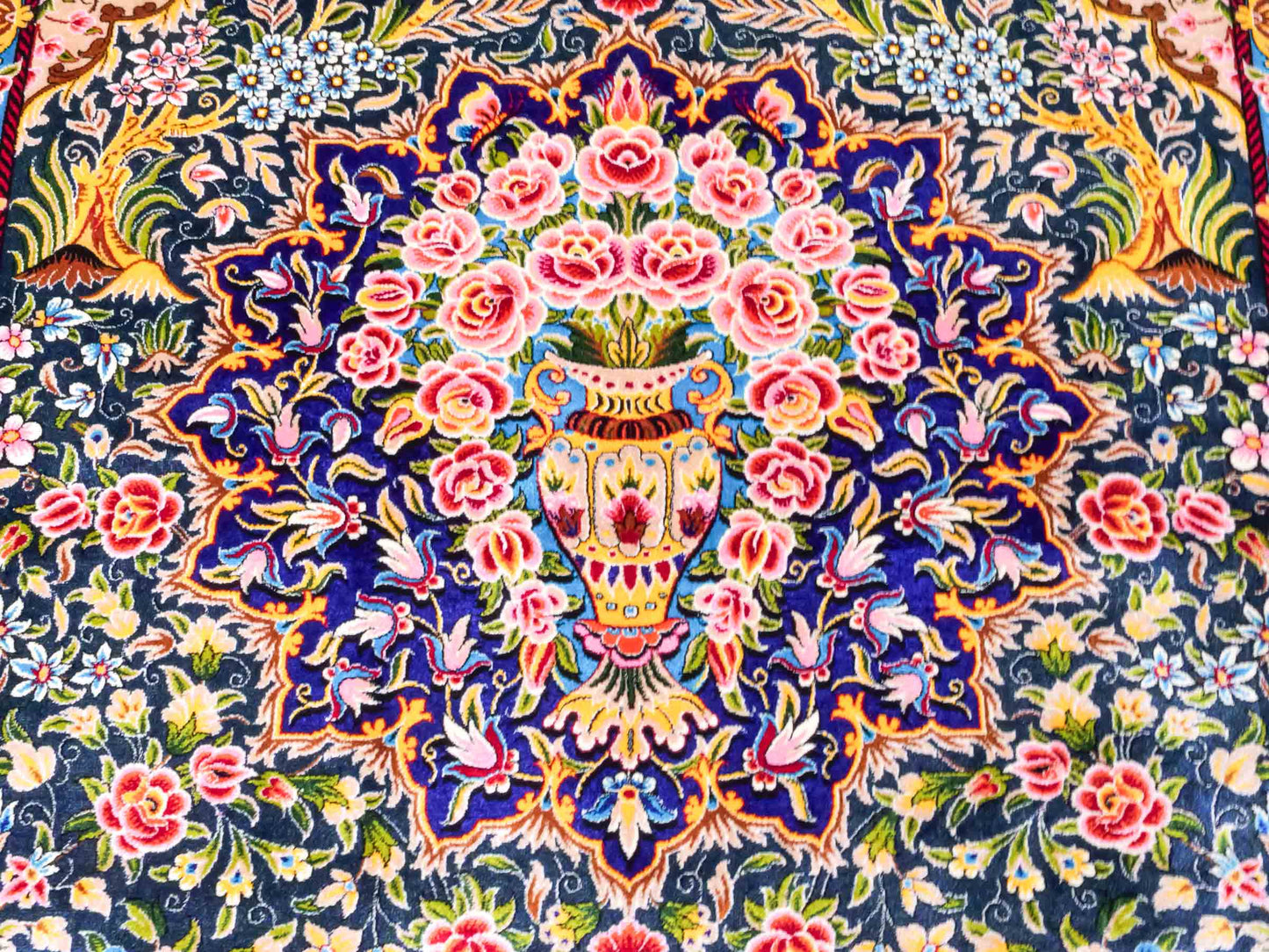 Ghom Maschinenteppich "Kaveh" 150 x 100 cm aus pflanzlicher Seide (Viskose) mit floralem Bildmotiv, Blau und Grün. Teppichnummer: V49TB150H Persian Luxury Collection by Khademi. Made in Iran / Persia – Vertrieb durch JUPITER Intl.
