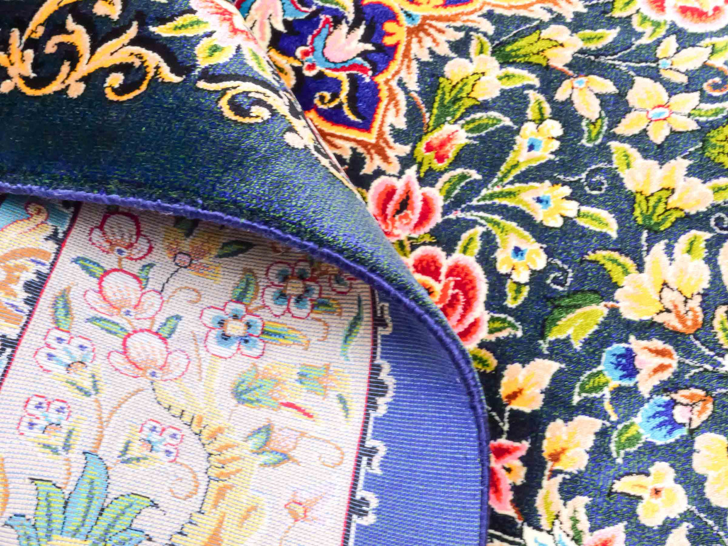Ghom Maschinenteppich "Kaveh" 150 x 100 cm aus pflanzlicher Seide (Viskose) mit floralem Bildmotiv, Blau und Grün. Teppichnummer: V49TB150H Persian Luxury Collection by Khademi. Made in Iran / Persia – Vertrieb durch JUPITER Intl.