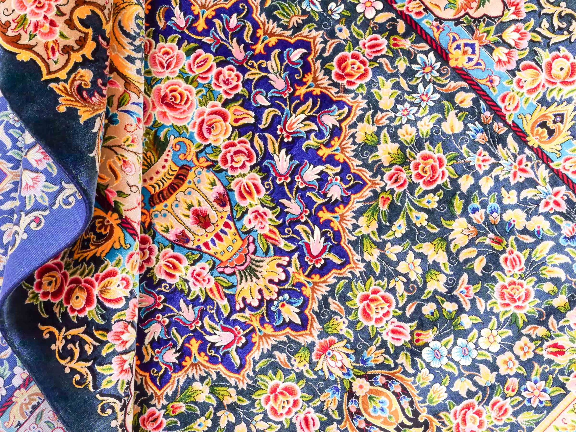 Ghom Maschinenteppich "Kaveh" 150 x 100 cm aus pflanzlicher Seide (Viskose) mit floralem Bildmotiv, Blau und Grün. Teppichnummer: V49TB150H Persian Luxury Collection by Khademi. Made in Iran / Persia – Vertrieb durch JUPITER Intl.