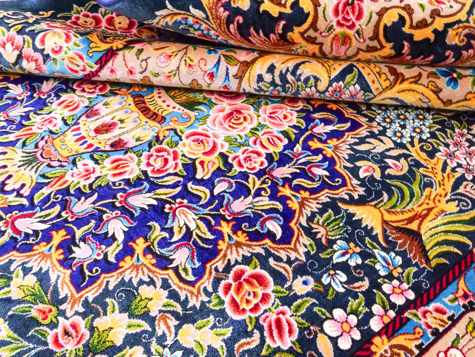 Ghom Maschinenteppich "Kaveh" 150 x 100 cm aus pflanzlicher Seide (Viskose) mit floralem Bildmotiv, Blau und Grün. Teppichnummer: V49TB150H Persian Luxury Collection by Khademi. Made in Iran / Persia – Vertrieb durch JUPITER Intl.