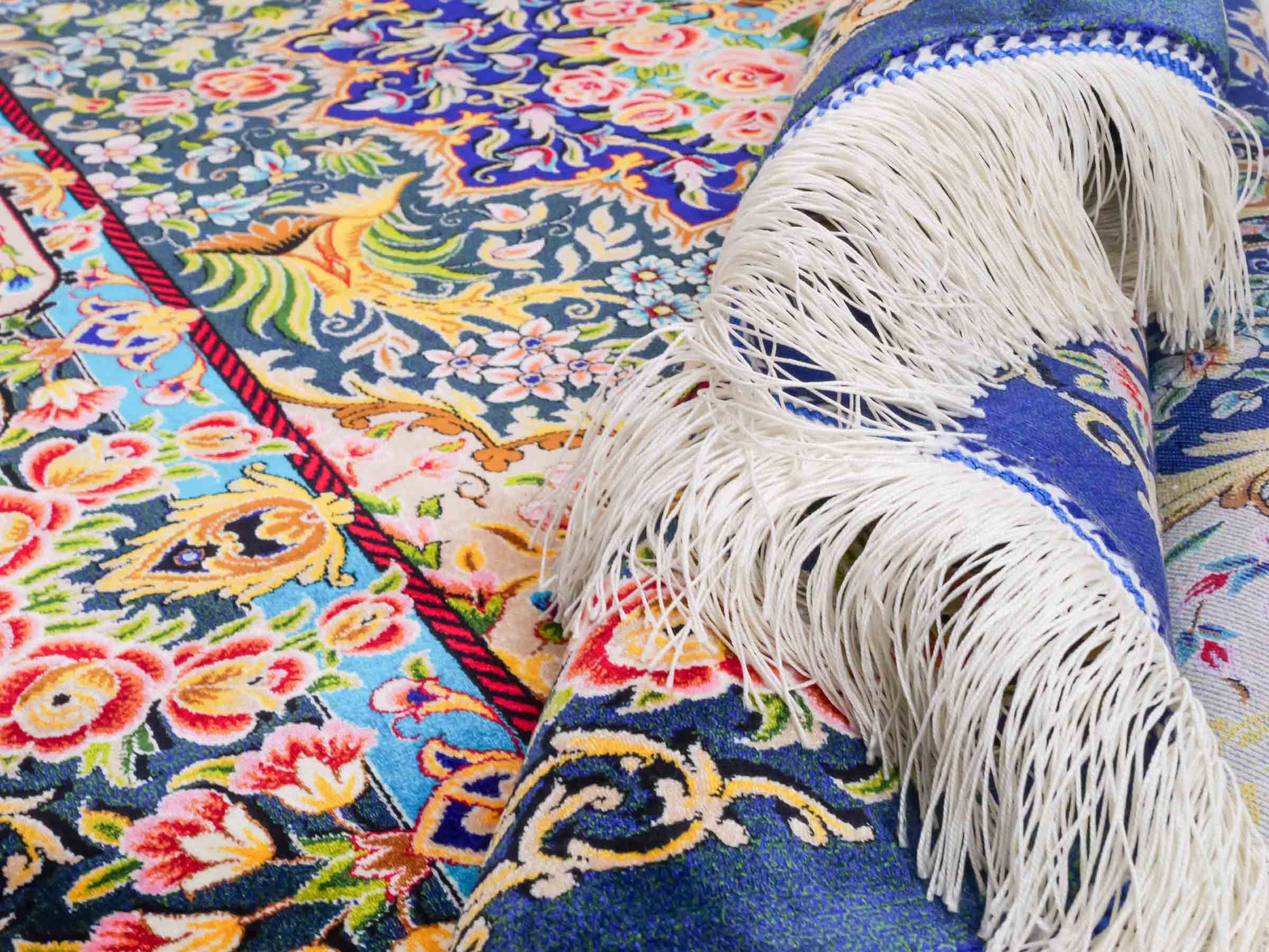 Ghom Maschinenteppich "Kaveh" 150 x 100 cm aus pflanzlicher Seide (Viskose) mit floralem Bildmotiv, Blau und Grün. Teppichnummer: V49TB150H Persian Luxury Collection by Khademi. Made in Iran / Persia – Vertrieb durch JUPITER Intl.