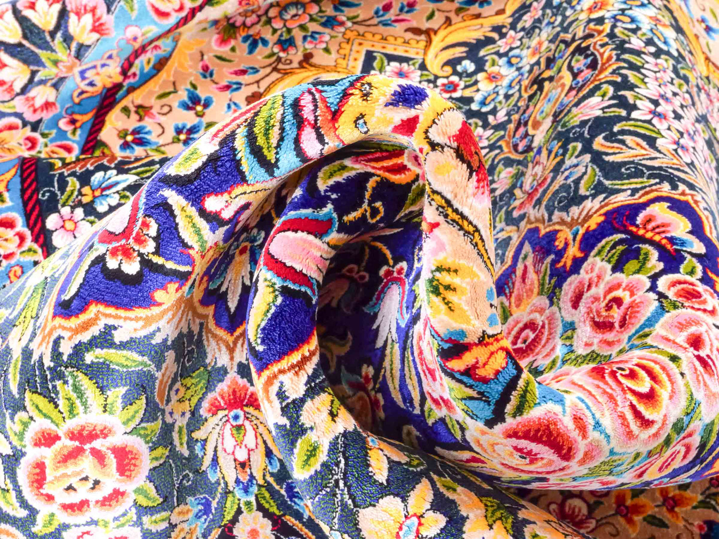Ghom Maschinenteppich "Kaveh" 150 x 100 cm aus pflanzlicher Seide (Viskose) mit floralem Bildmotiv, Blau und Grün. Teppichnummer: V49TB150H Persian Luxury Collection by Khademi. Made in Iran / Persia – Vertrieb durch JUPITER Intl.