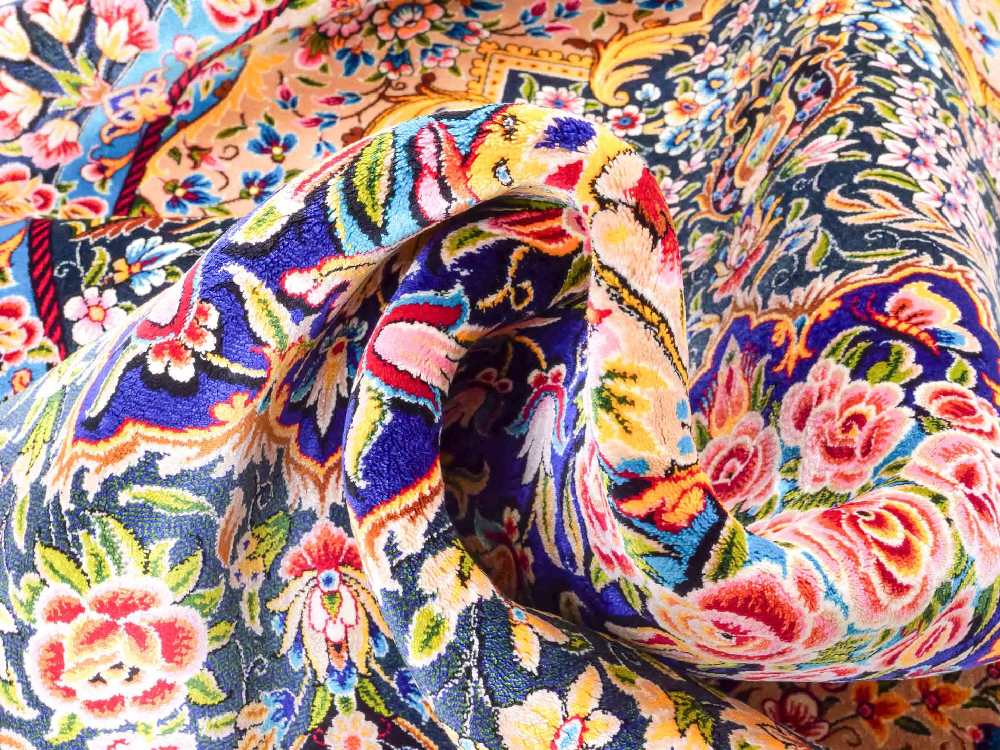 Ghom Maschinenteppich "Kaveh" 150 x 100 cm aus pflanzlicher Seide (Viskose) mit floralem Bildmotiv, Blau und Grün. Teppichnummer: V49TB150H Persian Luxury Collection by Khademi. Made in Iran / Persia – Vertrieb durch JUPITER Intl.