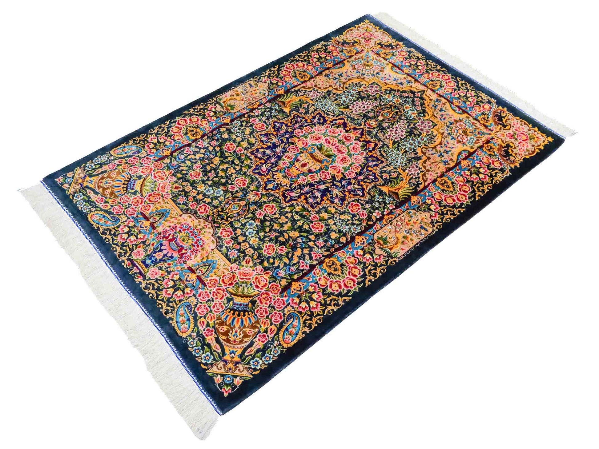 Ghom Maschinenteppich "Kaveh" 150 x 100 cm aus pflanzlicher Seide (Viskose) mit floralem Bildmotiv, Blau und Grün. Teppichnummer: V49TB150H Persian Luxury Collection by Khademi. Made in Iran / Persia – Vertrieb durch JUPITER Intl.