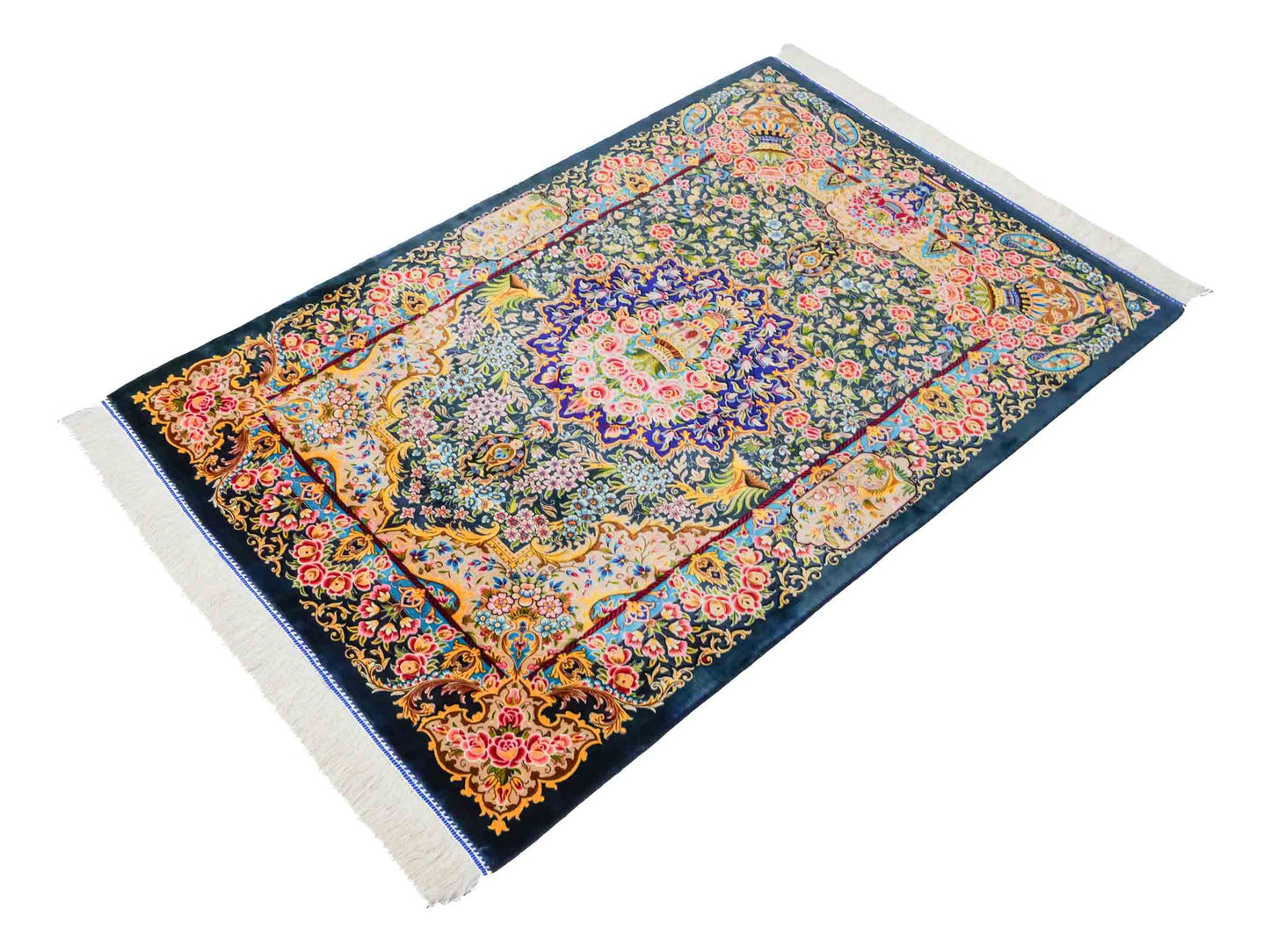 Ghom Maschinenteppich "Kaveh" 150 x 100 cm aus pflanzlicher Seide (Viskose) mit floralem Bildmotiv, Blau und Grün. Teppichnummer: V49TB150H Persian Luxury Collection by Khademi. Made in Iran / Persia – Vertrieb durch JUPITER Intl.