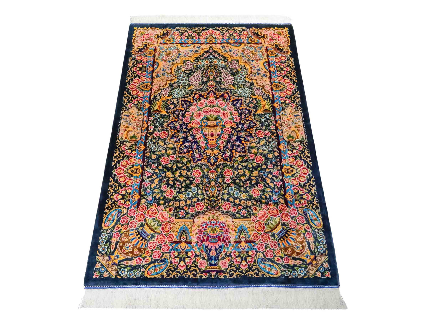 Ghom Maschinenteppich "Kaveh" 150 x 100 cm aus pflanzlicher Seide (Viskose) mit floralem Bildmotiv, Blau und Grün. Teppichnummer: V49TB150H Persian Luxury Collection by Khademi. Made in Iran / Persia – Vertrieb durch JUPITER Intl.