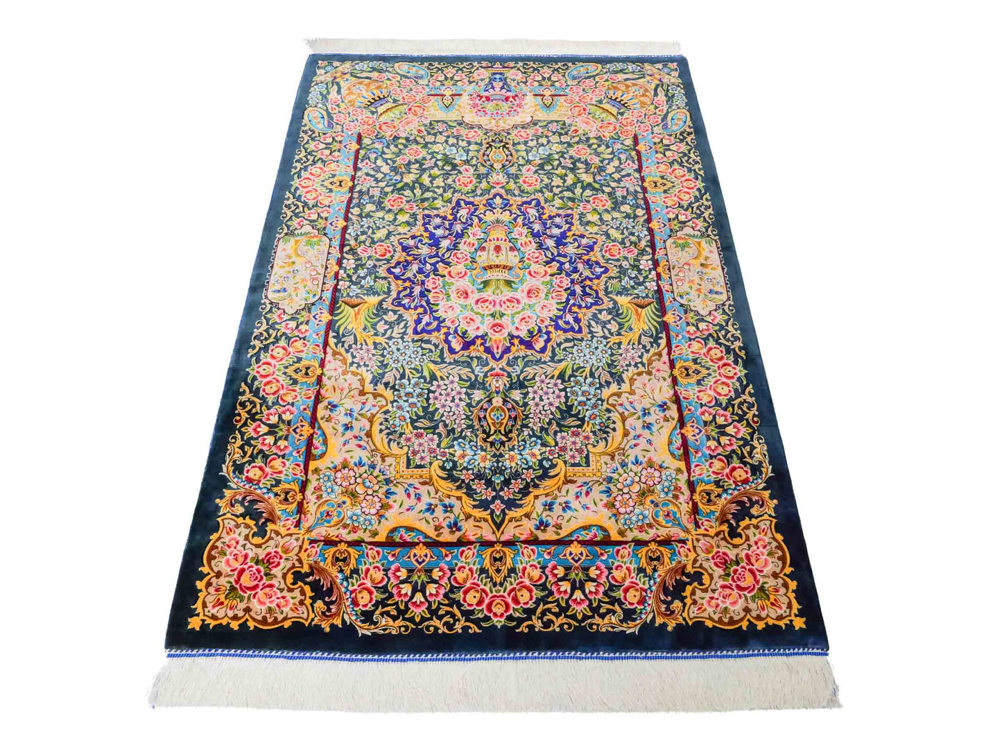 Ghom Maschinenteppich "Kaveh" 150 x 100 cm aus pflanzlicher Seide (Viskose) mit floralem Bildmotiv, Blau und Grün. Teppichnummer: V49TB150H Persian Luxury Collection by Khademi. Made in Iran / Persia – Vertrieb durch JUPITER Intl.