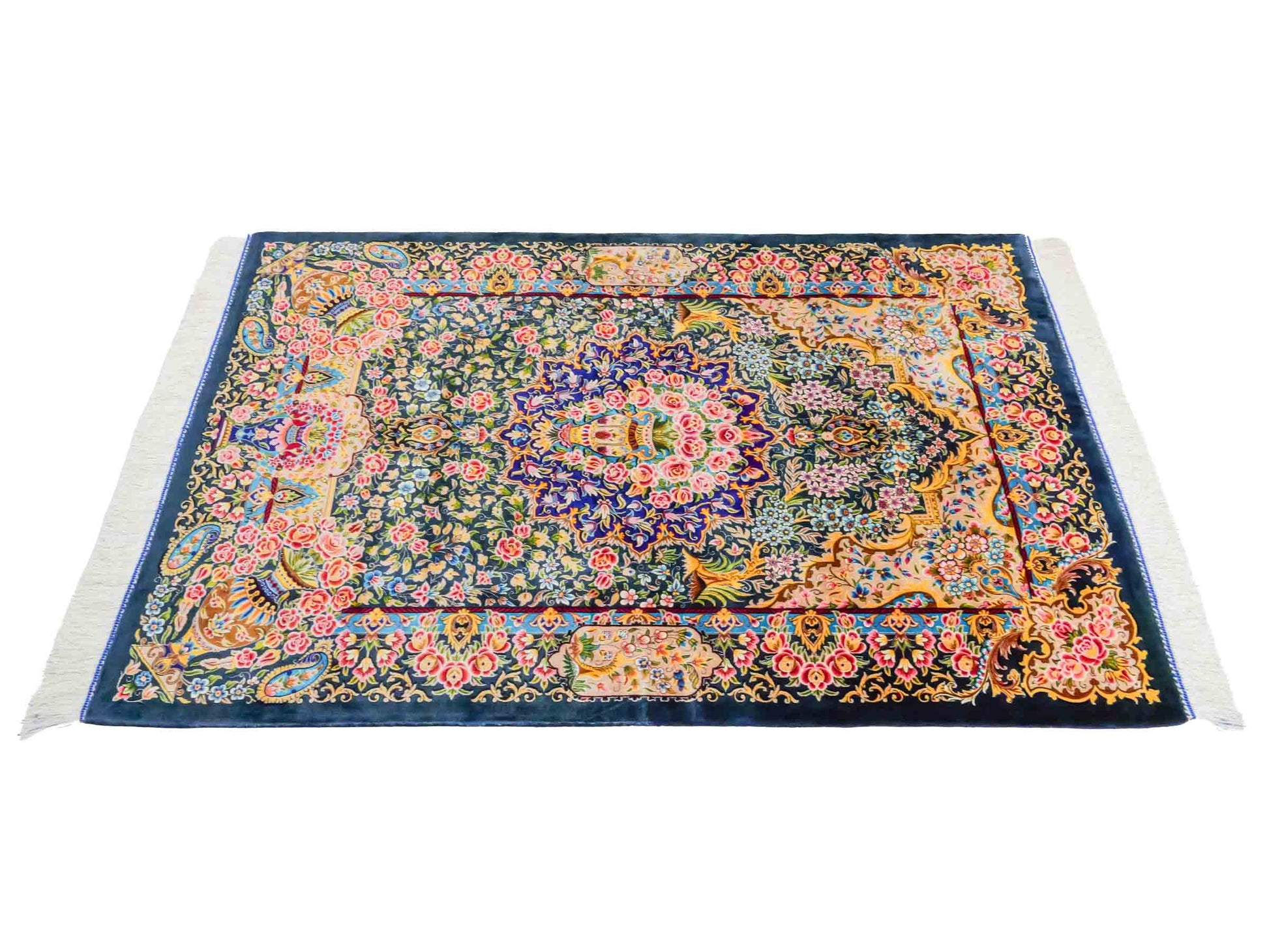 Ghom Maschinenteppich "Kaveh" 150 x 100 cm aus pflanzlicher Seide (Viskose) mit floralem Bildmotiv, Blau und Grün. Teppichnummer: V49TB150H Persian Luxury Collection by Khademi. Made in Iran / Persia – Vertrieb durch JUPITER Intl.