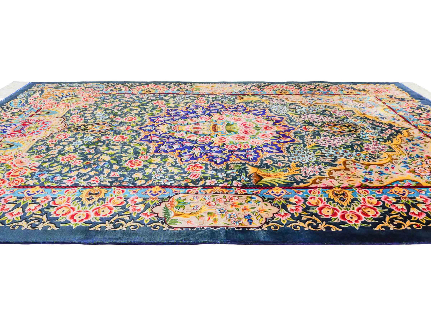 Ghom Maschinenteppich "Kaveh" 150 x 100 cm aus pflanzlicher Seide (Viskose) mit floralem Bildmotiv, Blau und Grün. Teppichnummer: V49TB150H Persian Luxury Collection by Khademi. Made in Iran / Persia – Vertrieb durch JUPITER Intl.