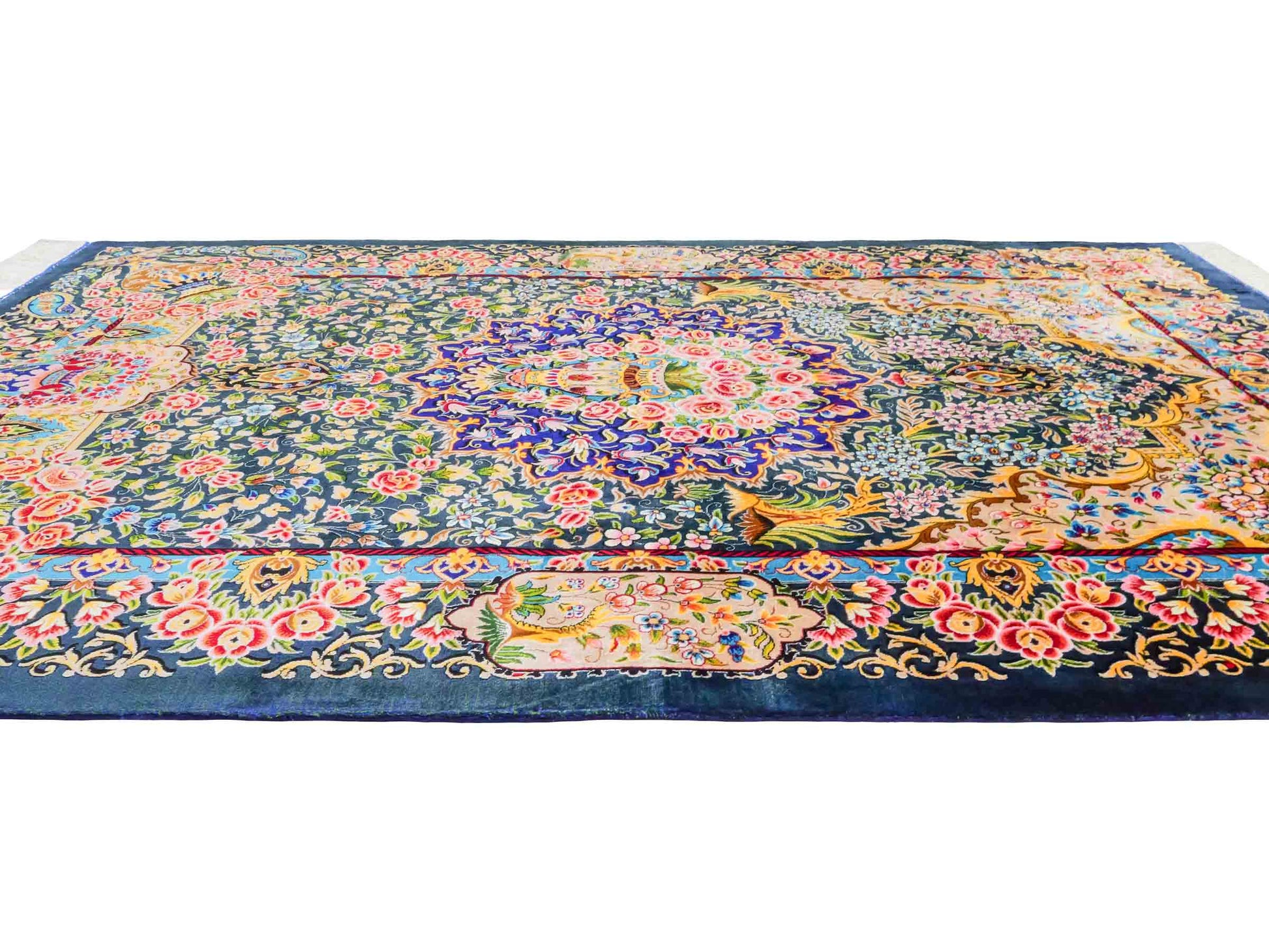 Ghom Maschinenteppich "Kaveh" 150 x 100 cm aus pflanzlicher Seide (Viskose) mit floralem Bildmotiv, Blau und Grün. Teppichnummer: V49TB150H Persian Luxury Collection by Khademi. Made in Iran / Persia – Vertrieb durch JUPITER Intl.