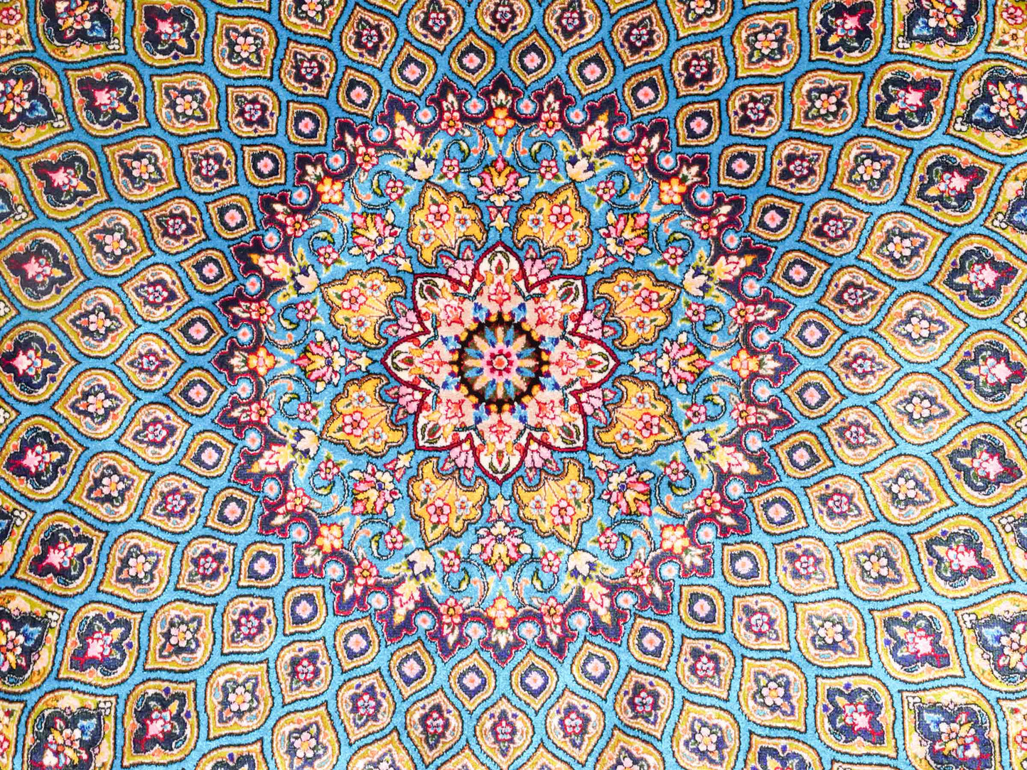 Runder Ghom Maschinenteppich "Kavus" 100 x 100 cm aus pflanzlicher Seide (Viskose) mit Gumbad-Medaillon, Hellblau. Teppichnummer: V50TQ100H. Persian Luxury Collection by Khademi. Made in Iran / Persia – Vertrieb durch JUPITER Intl.