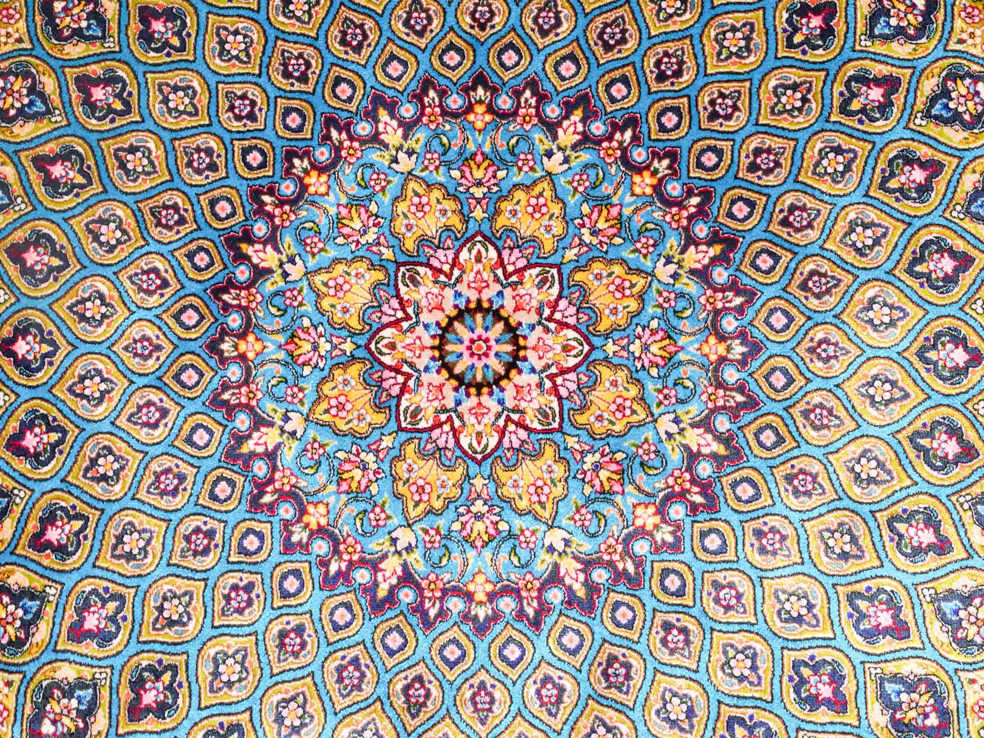 Runder Ghom Maschinenteppich "Kavus" 100 x 100 cm aus pflanzlicher Seide (Viskose) mit Gumbad-Medaillon, Hellblau. Teppichnummer: V50TQ100H. Persian Luxury Collection by Khademi. Made in Iran / Persia – Vertrieb durch JUPITER Intl.