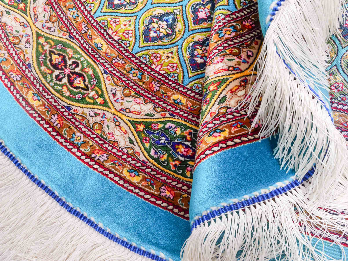 Runder Ghom Maschinenteppich "Kavus" 100 x 100 cm aus pflanzlicher Seide (Viskose) mit Gumbad-Medaillon, Hellblau. Teppichnummer: V50TQ100H. Persian Luxury Collection by Khademi. Made in Iran / Persia – Vertrieb durch JUPITER Intl.