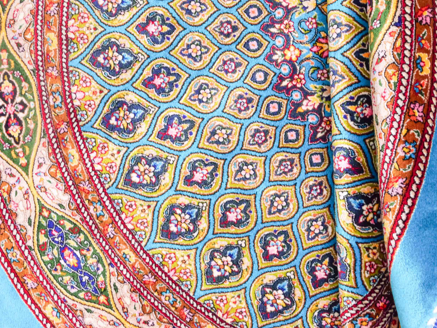 Runder Ghom Maschinenteppich "Kavus" 100 x 100 cm aus pflanzlicher Seide (Viskose) mit Gumbad-Medaillon, Hellblau. Teppichnummer: V50TQ100H. Persian Luxury Collection by Khademi. Made in Iran / Persia – Vertrieb durch JUPITER Intl.