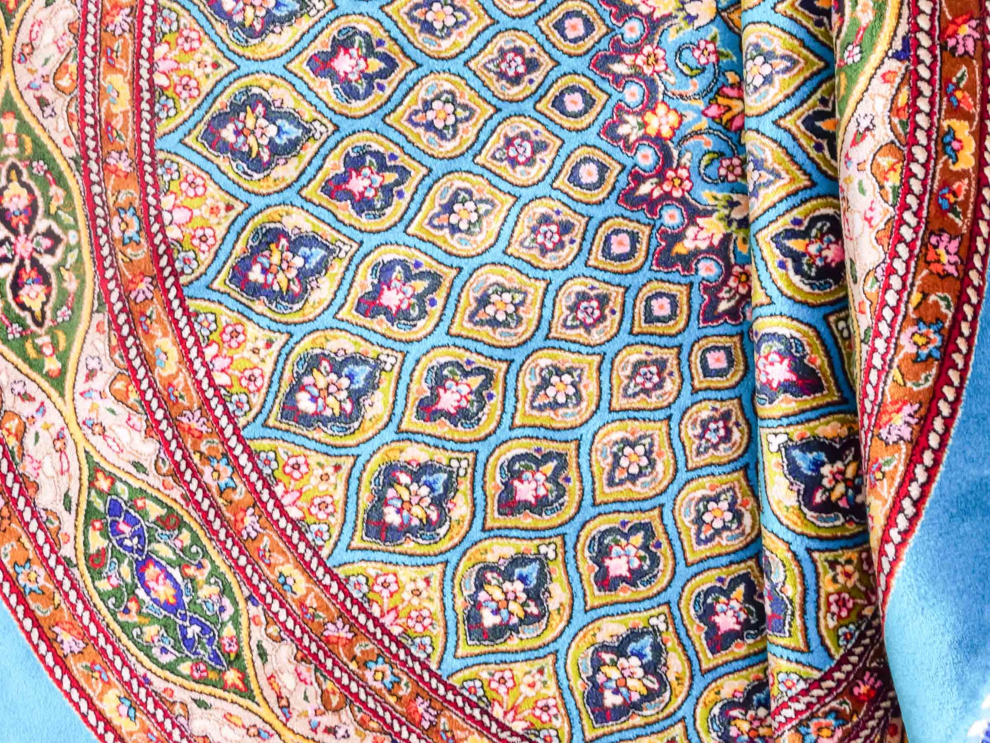 Runder Ghom Maschinenteppich "Kavus" 100 x 100 cm aus pflanzlicher Seide (Viskose) mit Gumbad-Medaillon, Hellblau. Teppichnummer: V50TQ100H. Persian Luxury Collection by Khademi. Made in Iran / Persia – Vertrieb durch JUPITER Intl.