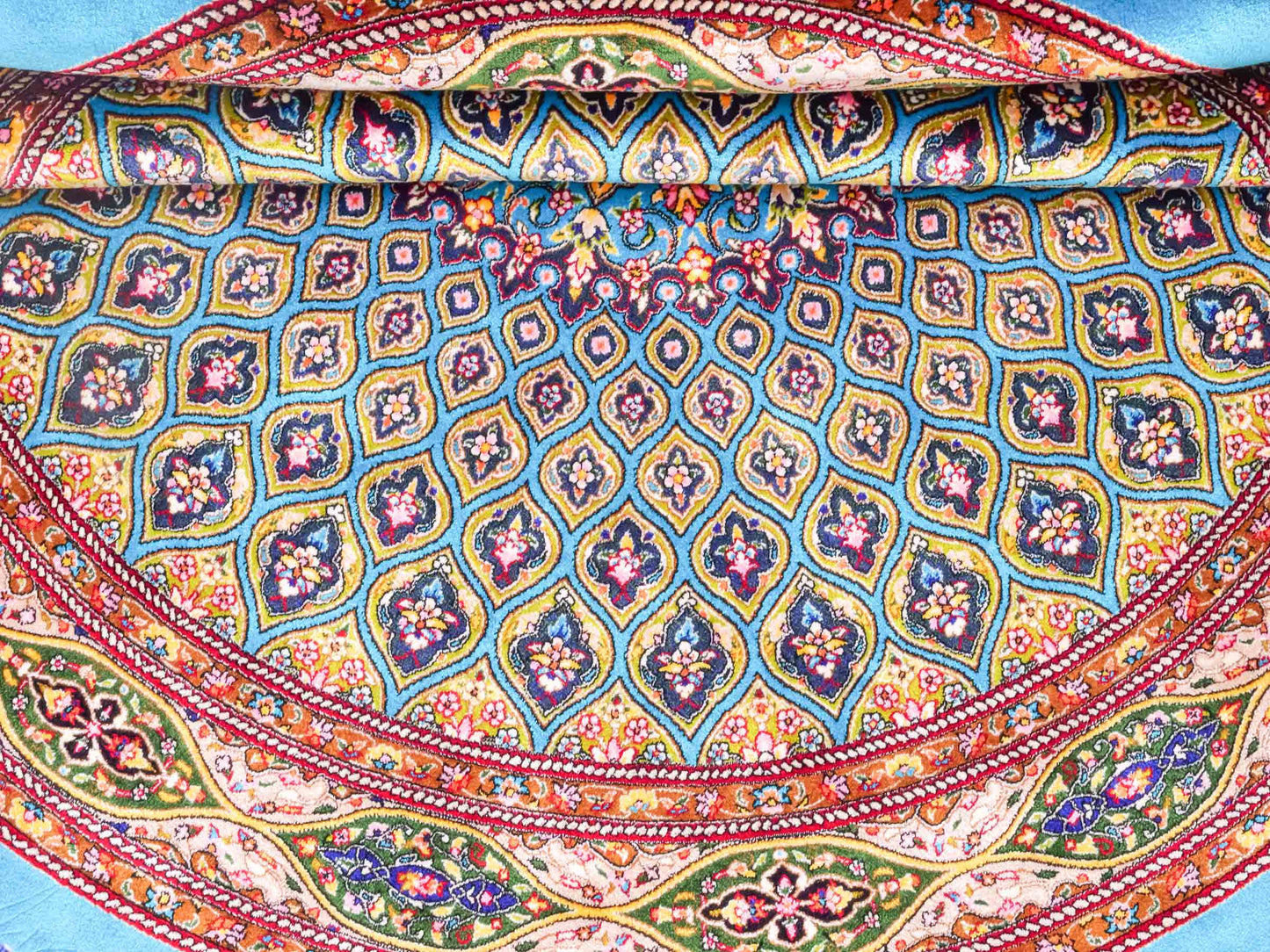 Runder Ghom Maschinenteppich "Kavus" 100 x 100 cm aus pflanzlicher Seide (Viskose) mit Gumbad-Medaillon, Hellblau. Teppichnummer: V50TQ100H. Persian Luxury Collection by Khademi. Made in Iran / Persia – Vertrieb durch JUPITER Intl.