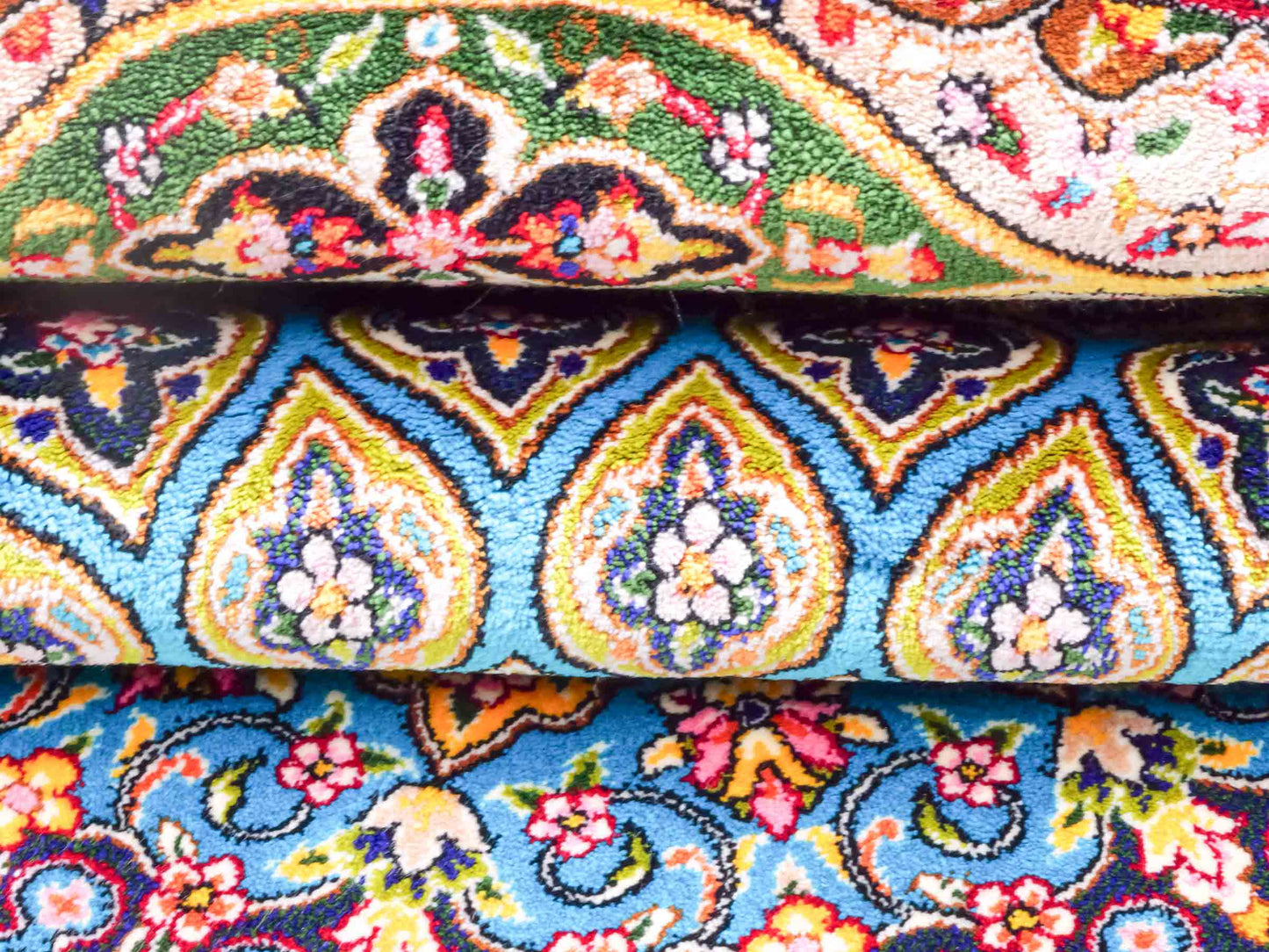 Runder Ghom Maschinenteppich "Kavus" 100 x 100 cm aus pflanzlicher Seide (Viskose) mit Gumbad-Medaillon, Hellblau. Teppichnummer: V50TQ100H. Persian Luxury Collection by Khademi. Made in Iran / Persia – Vertrieb durch JUPITER Intl.