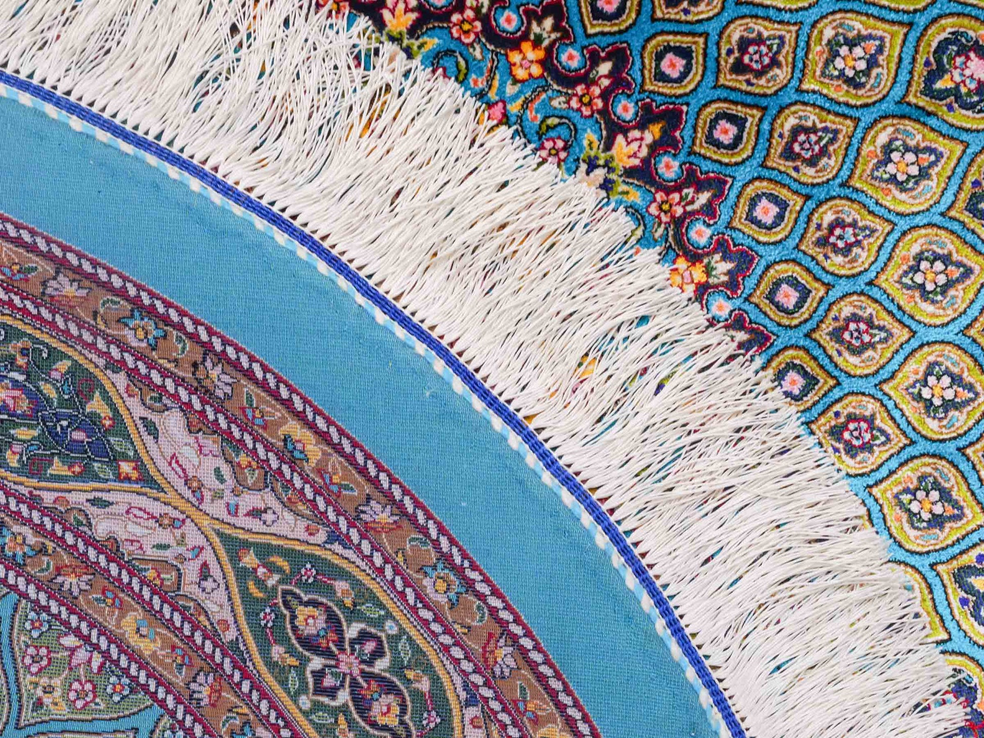 Runder Ghom Maschinenteppich "Kavus" 100 x 100 cm aus pflanzlicher Seide (Viskose) mit Gumbad-Medaillon, Hellblau. Teppichnummer: V50TQ100H. Persian Luxury Collection by Khademi. Made in Iran / Persia – Vertrieb durch JUPITER Intl.