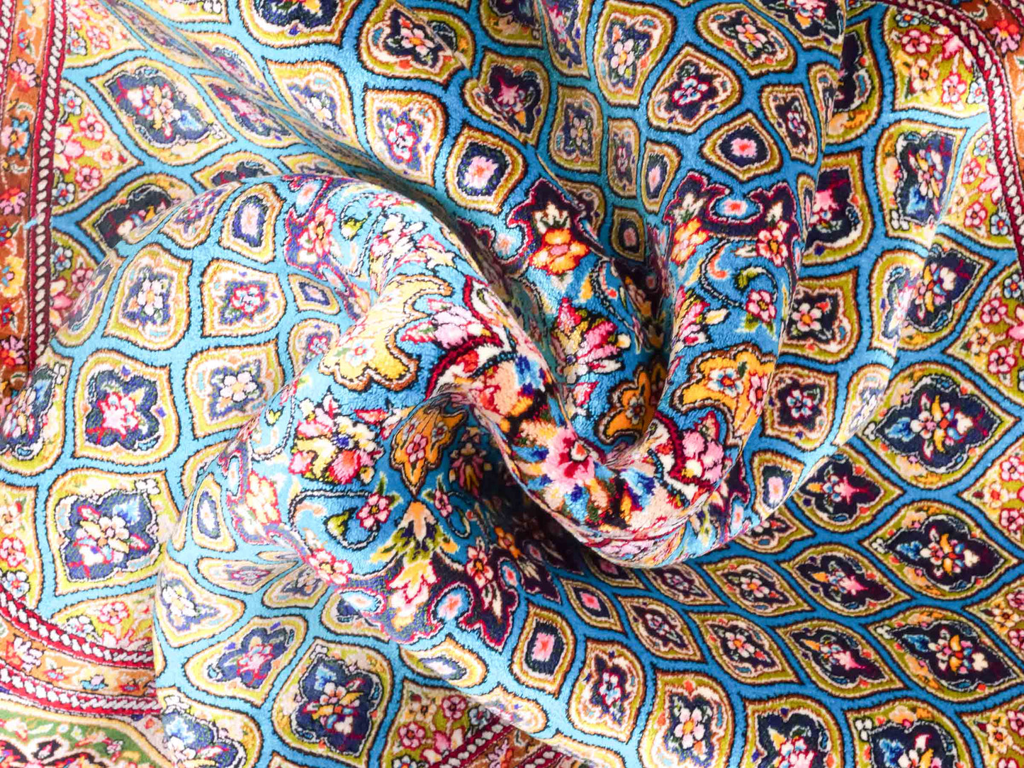 Runder Ghom Maschinenteppich "Kavus" 100 x 100 cm aus pflanzlicher Seide (Viskose) mit Gumbad-Medaillon, Hellblau. Teppichnummer: V50TQ100H. Persian Luxury Collection by Khademi. Made in Iran / Persia – Vertrieb durch JUPITER Intl.