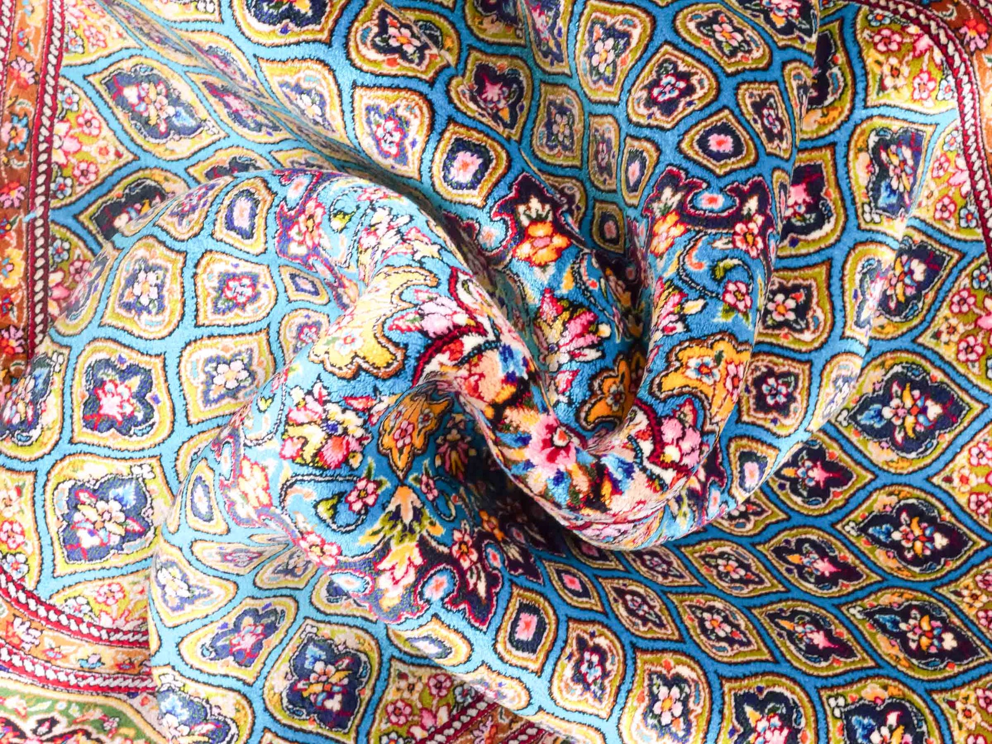 Runder Ghom Maschinenteppich "Kavus" 100 x 100 cm aus pflanzlicher Seide (Viskose) mit Gumbad-Medaillon, Hellblau. Teppichnummer: V50TQ100H. Persian Luxury Collection by Khademi. Made in Iran / Persia – Vertrieb durch JUPITER Intl.