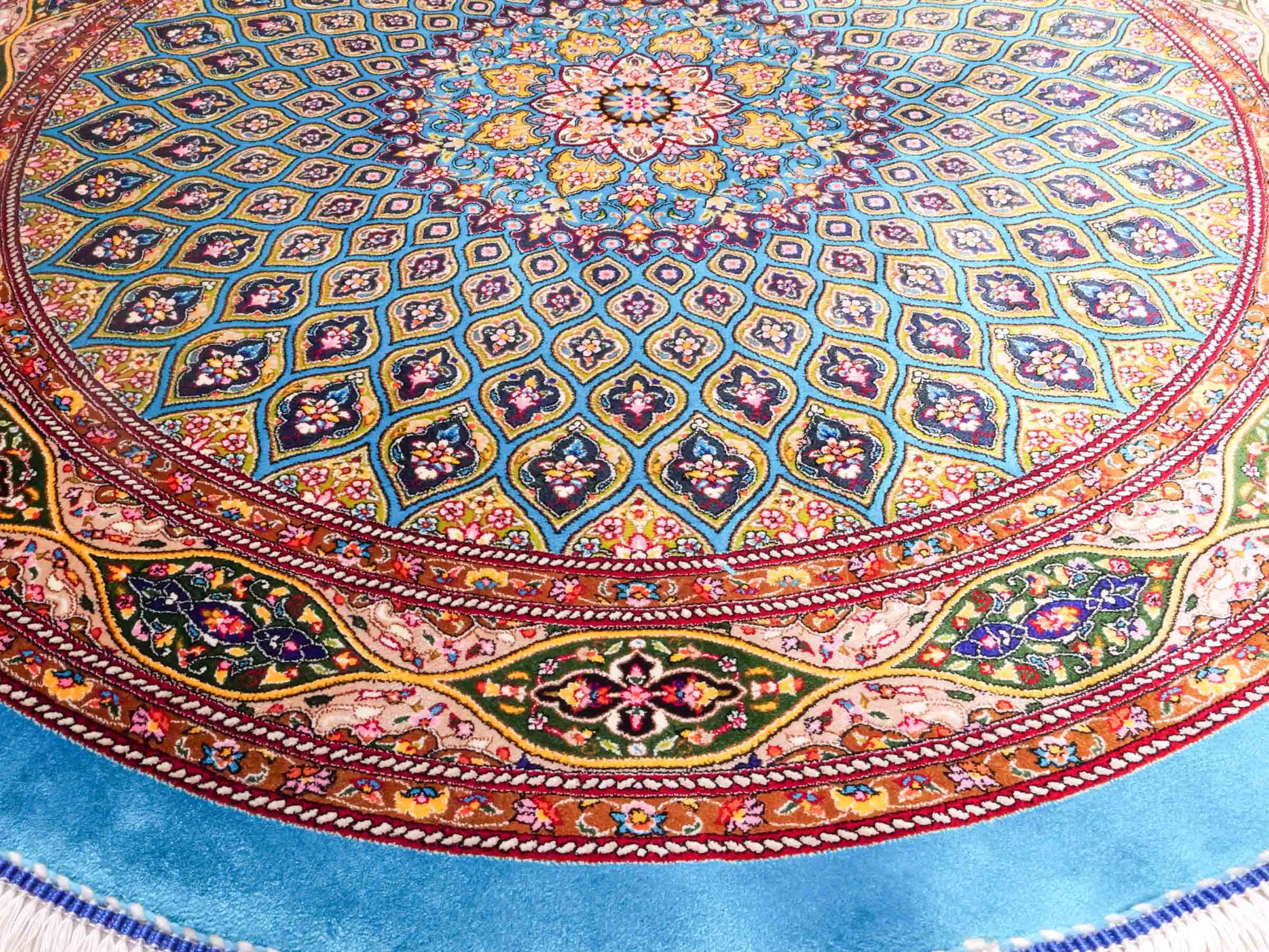 Runder Ghom Maschinenteppich "Kavus" 100 x 100 cm aus pflanzlicher Seide (Viskose) mit Gumbad-Medaillon, Hellblau. Teppichnummer: V50TQ100H. Persian Luxury Collection by Khademi. Made in Iran / Persia – Vertrieb durch JUPITER Intl.