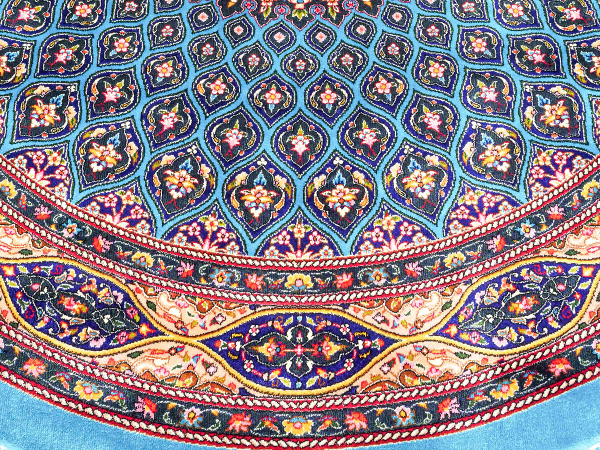 Runder Ghom Maschinenteppich "Kavus" 100 x 100 cm, mit Medaillon, aus pflanzlicher Seide (Viskose), Blau-Grün. Teppichnummer: V50TG100H. Persian Luxury Collection by Khademi. Made in Iran / Persia – Vertrieb durch JUPITER Intl.