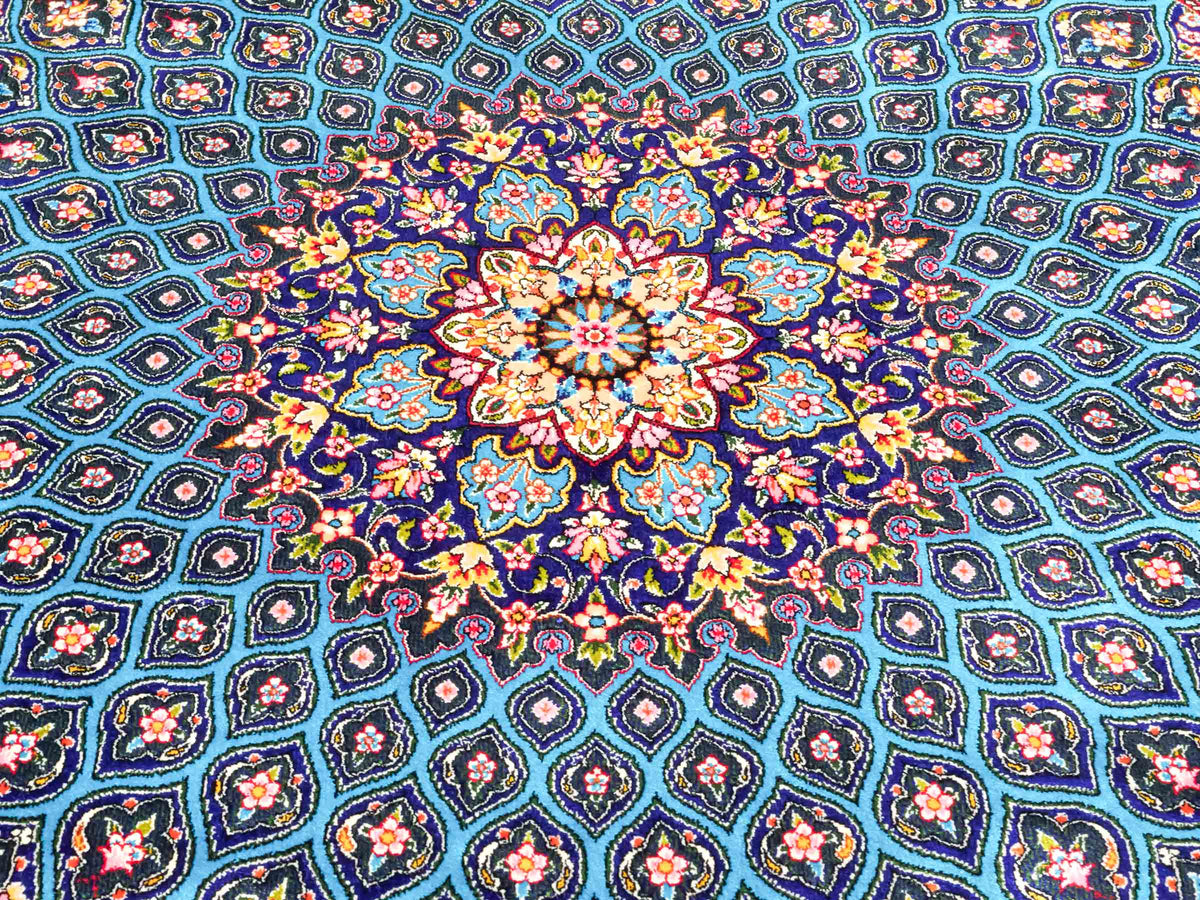 Runder Ghom Maschinenteppich "Kavus" 100 x 100 cm, mit Medaillon, aus pflanzlicher Seide (Viskose), Blau-Grün. Teppichnummer: V50TG100H. Persian Luxury Collection by Khademi. Made in Iran / Persia – Vertrieb durch JUPITER Intl.