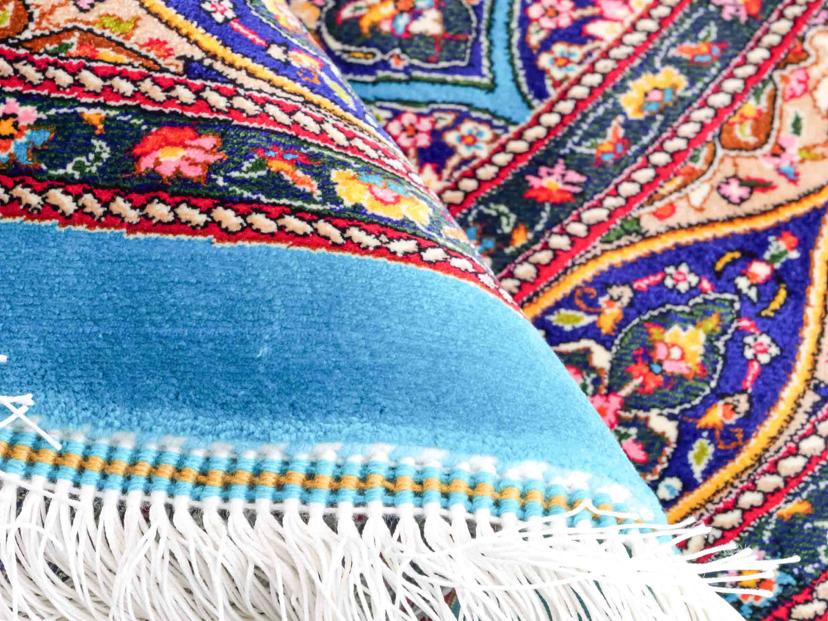 Runder Ghom Maschinenteppich "Kavus" 100 x 100 cm, mit Medaillon, aus pflanzlicher Seide (Viskose), Blau-Grün. Teppichnummer: V50TG100H. Persian Luxury Collection by Khademi. Made in Iran / Persia – Vertrieb durch JUPITER Intl.