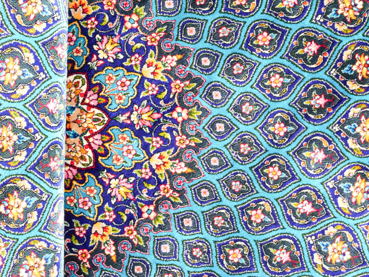 Runder Ghom Maschinenteppich "Kavus" 100 x 100 cm, mit Medaillon, aus pflanzlicher Seide (Viskose), Blau-Grün. Teppichnummer: V50TG100H. Persian Luxury Collection by Khademi. Made in Iran / Persia – Vertrieb durch JUPITER Intl.