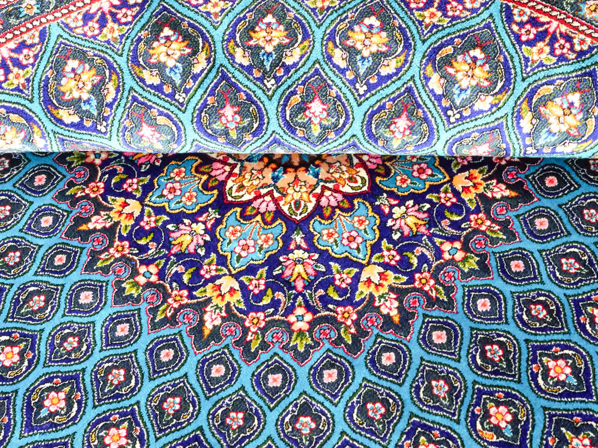 Runder Ghom Maschinenteppich "Kavus" 100 x 100 cm, mit Medaillon, aus pflanzlicher Seide (Viskose), Blau-Grün. Teppichnummer: V50TG100H. Persian Luxury Collection by Khademi. Made in Iran / Persia – Vertrieb durch JUPITER Intl.