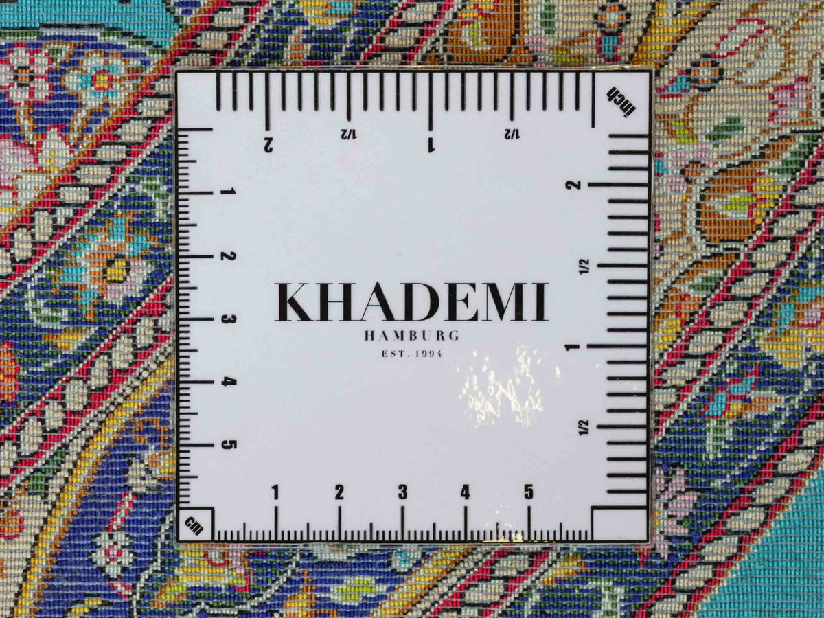 Runder Ghom Maschinenteppich "Kavus" 100 x 100 cm, mit Medaillon, aus pflanzlicher Seide (Viskose), Blau-Grün. Teppichnummer: V50TG100H. Persian Luxury Collection by Khademi. Made in Iran / Persia – Vertrieb durch JUPITER Intl.