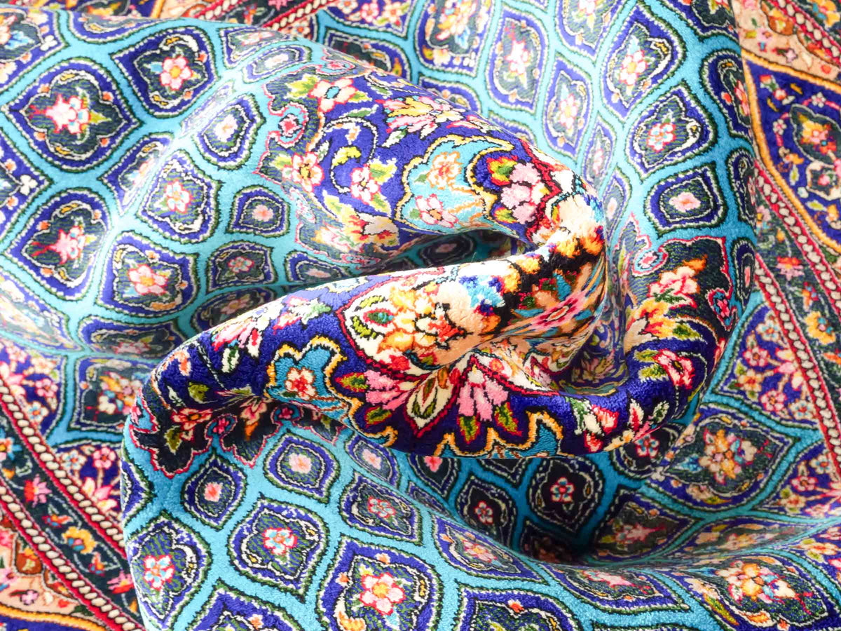 Runder Ghom Maschinenteppich "Kavus" 100 x 100 cm, mit Medaillon, aus pflanzlicher Seide (Viskose), Blau-Grün. Teppichnummer: V50TG100H. Persian Luxury Collection by Khademi. Made in Iran / Persia – Vertrieb durch JUPITER Intl.