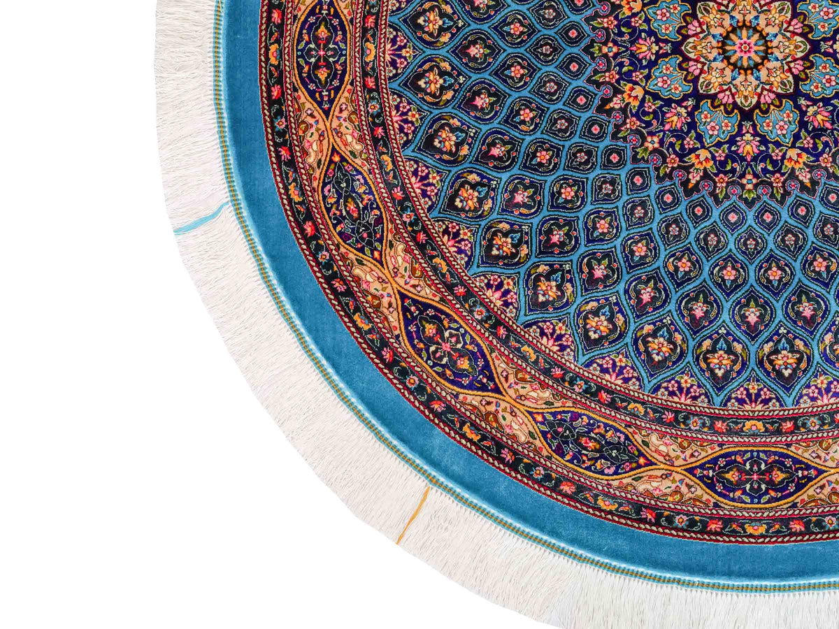 Runder Ghom Maschinenteppich "Kavus" 100 x 100 cm, mit Medaillon, aus pflanzlicher Seide (Viskose), Blau-Grün. Teppichnummer: V50TG100H. Persian Luxury Collection by Khademi. Made in Iran / Persia – Vertrieb durch JUPITER Intl.