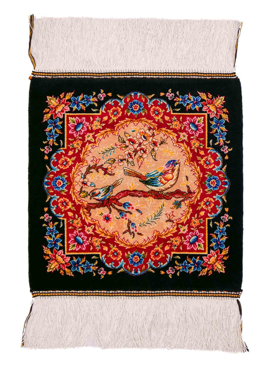Ghom Maschinenteppich "Khosrow" 35 x 35 cm aus pflanzlicher Seide (Viskose) mit Bildmotiv, Schwarz, Beige, Rot. Teppichnummer: V52BK012H Persian Luxury Collection by Khademi. Made in Iran / Persia – Vertrieb durch JUPITER Intl.
