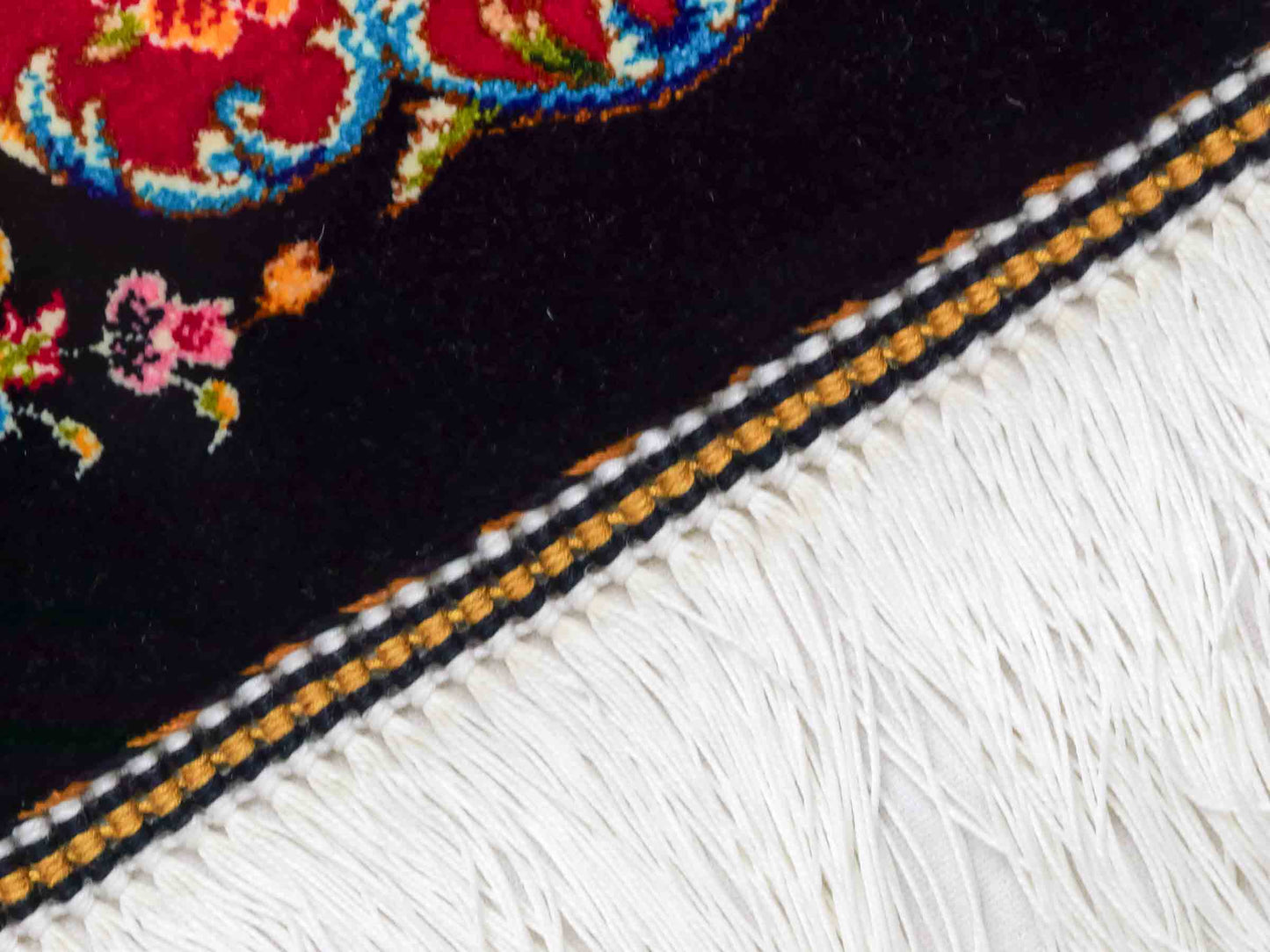 Ghom Maschinenteppich "Khosrow" 35 x 35 cm aus pflanzlicher Seide (Viskose) mit Bildmotiv, Schwarz, Beige, Rot. Teppichnummer: V52BK012H Persian Luxury Collection by Khademi. Made in Iran / Persia – Vertrieb durch JUPITER Intl.