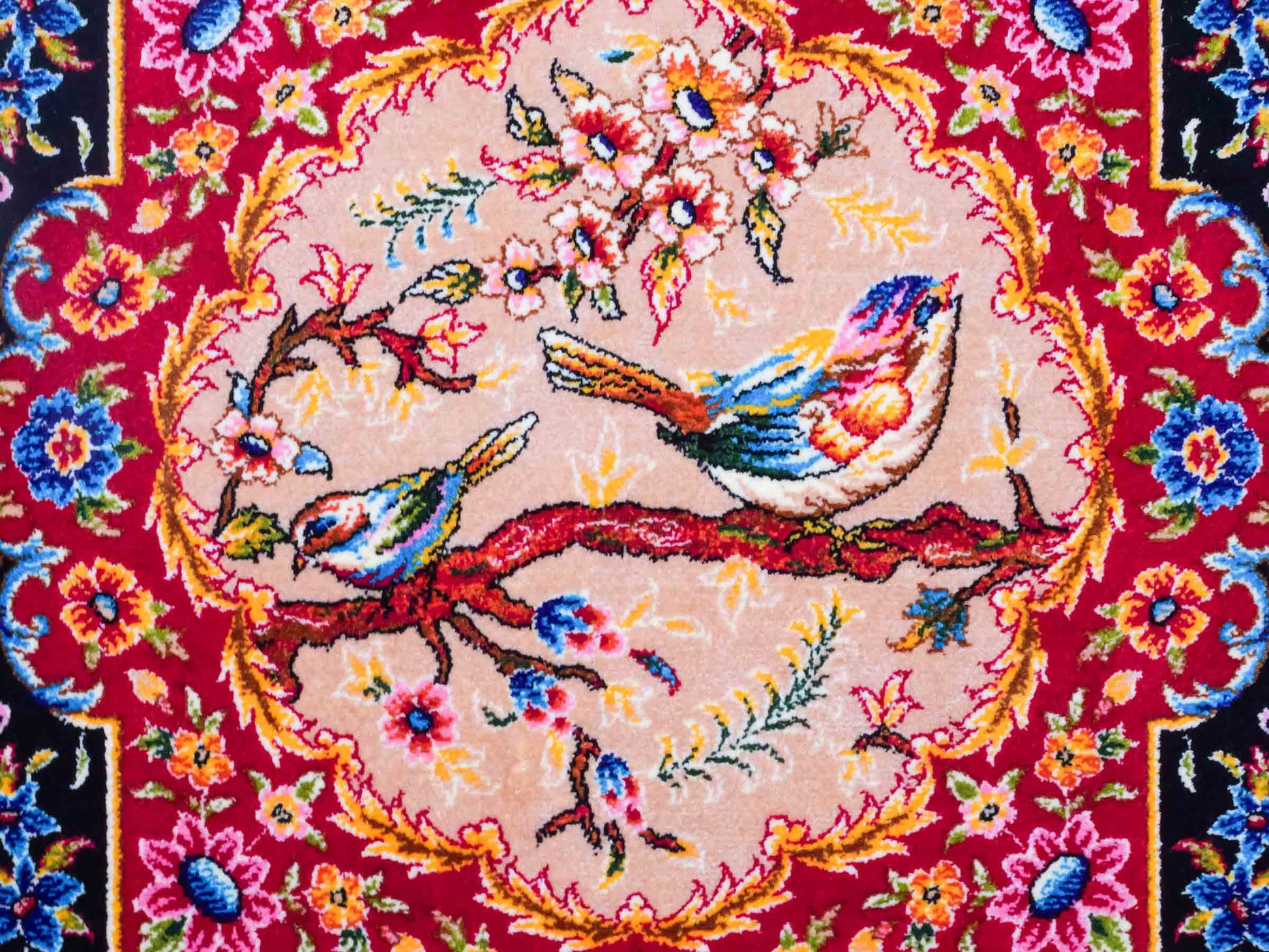 Ghom Maschinenteppich "Khosrow" 35 x 35 cm aus pflanzlicher Seide (Viskose) mit Bildmotiv, Schwarz, Beige, Rot. Teppichnummer: V52BK012H Persian Luxury Collection by Khademi. Made in Iran / Persia – Vertrieb durch JUPITER Intl.