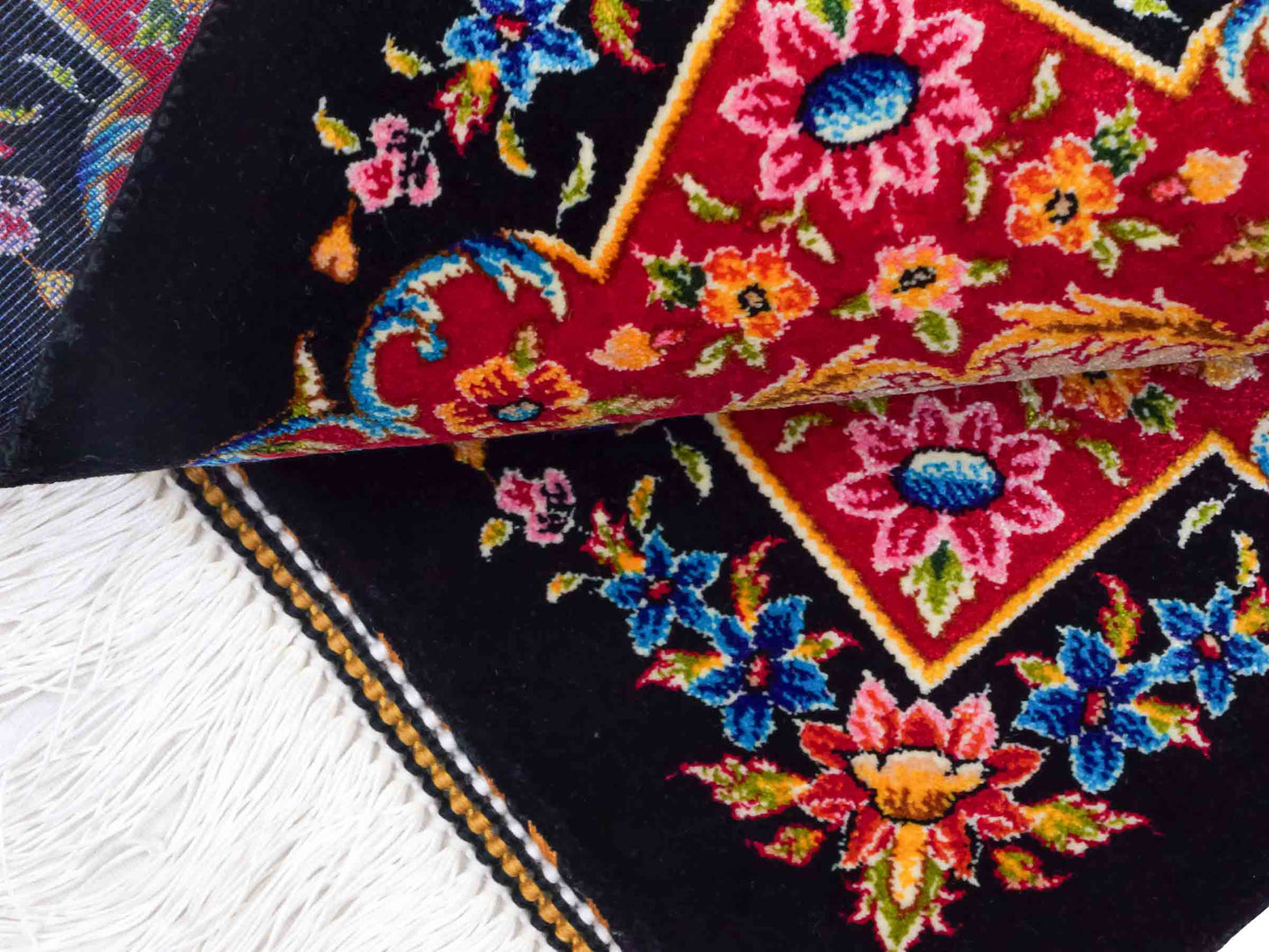Ghom Maschinenteppich "Khosrow" 35 x 35 cm aus pflanzlicher Seide (Viskose) mit Bildmotiv, Schwarz, Beige, Rot. Teppichnummer: V52BK012H Persian Luxury Collection by Khademi. Made in Iran / Persia – Vertrieb durch JUPITER Intl.