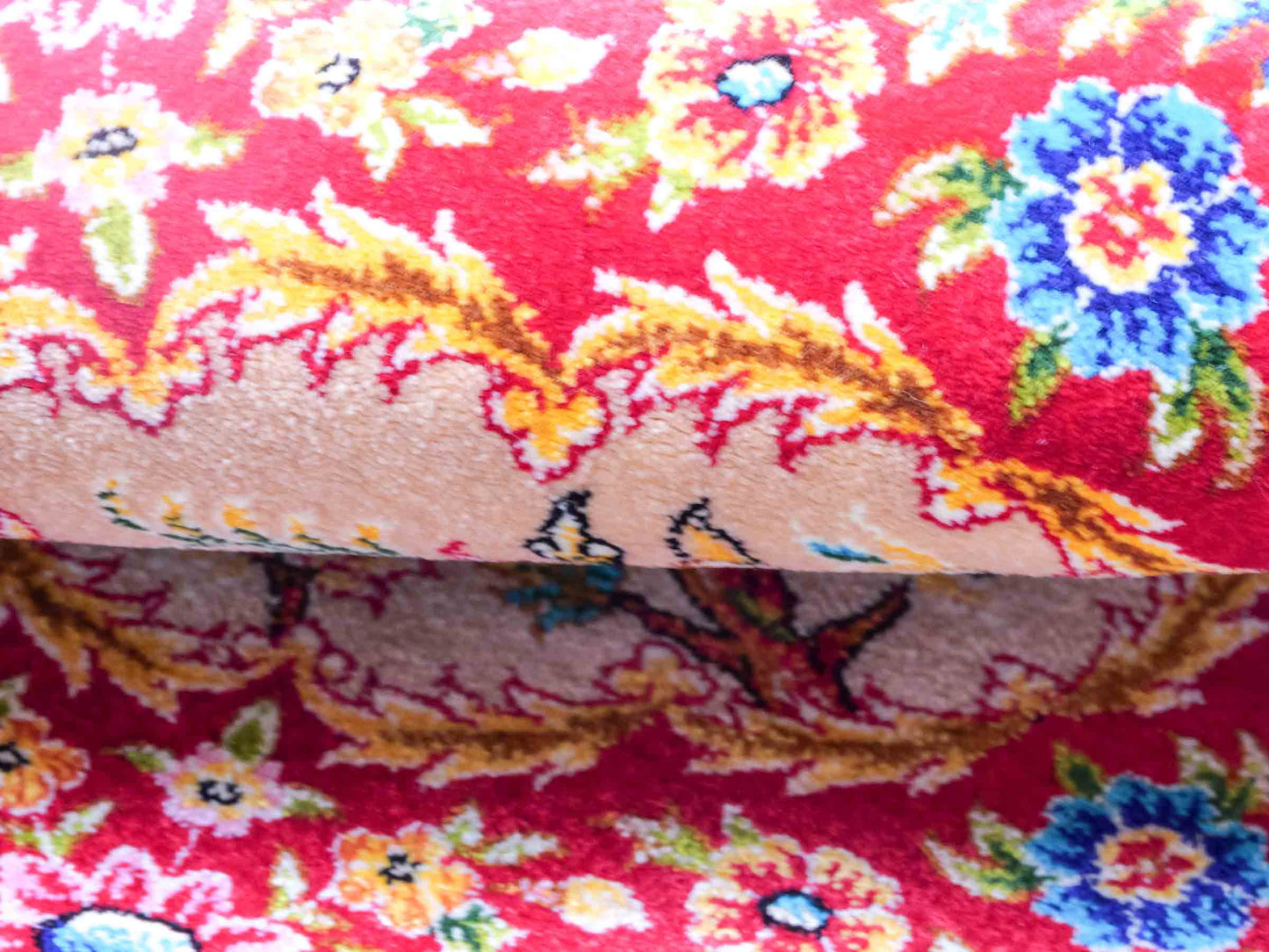 Ghom Maschinenteppich "Khosrow" 35 x 35 cm aus pflanzlicher Seide (Viskose) mit Bildmotiv, Schwarz, Beige, Rot. Teppichnummer: V52BK012H Persian Luxury Collection by Khademi. Made in Iran / Persia – Vertrieb durch JUPITER Intl.