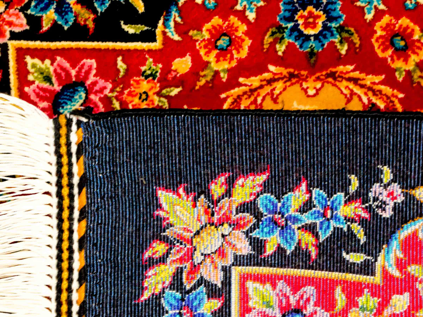 Ghom Maschinenteppich "Khosrow" 35 x 35 cm aus pflanzlicher Seide (Viskose) mit Bildmotiv, Schwarz, Beige, Rot. Teppichnummer: V52BK012H Persian Luxury Collection by Khademi. Made in Iran / Persia – Vertrieb durch JUPITER Intl.