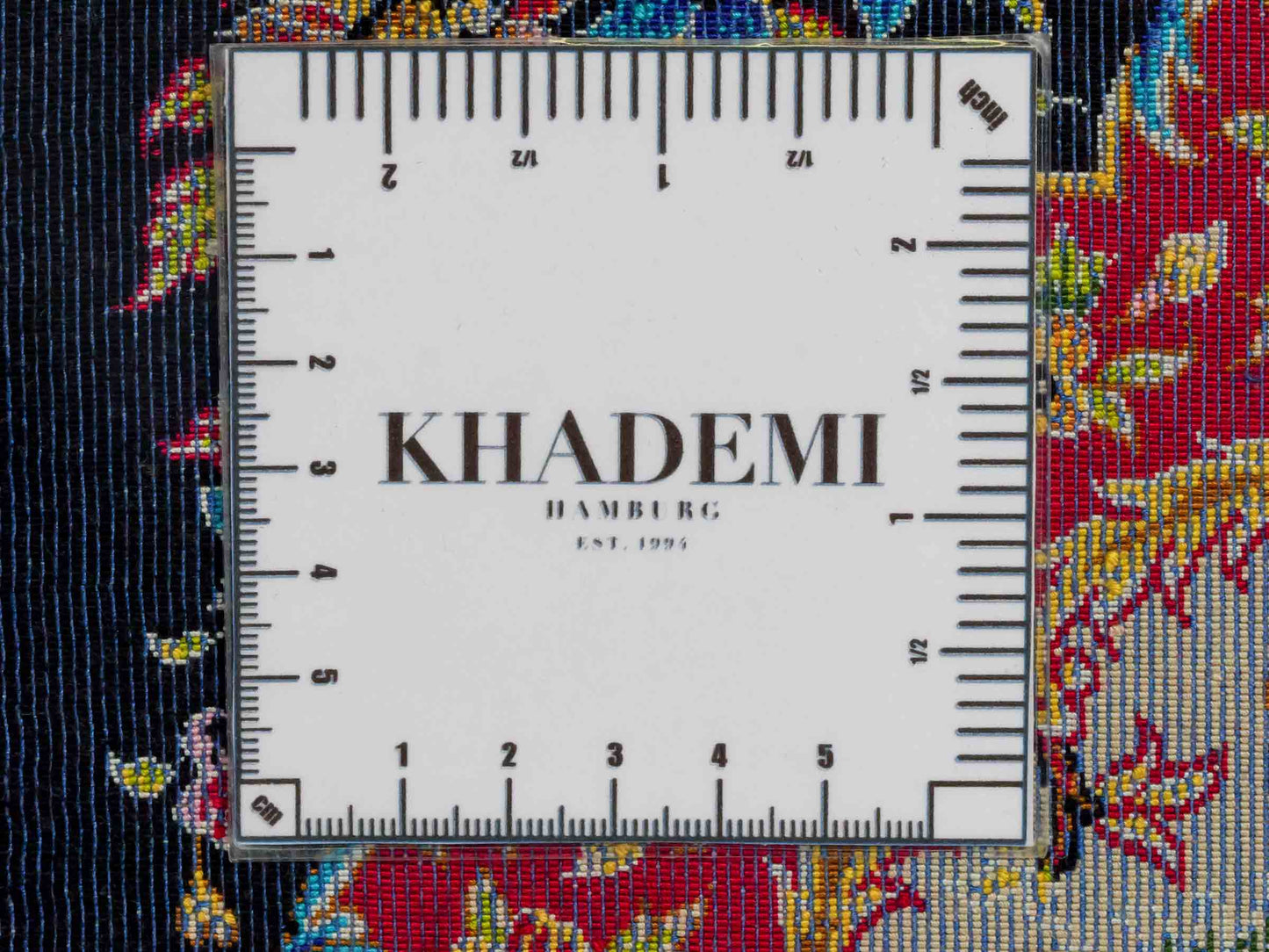 Ghom Maschinenteppich "Khosrow" 35 x 35 cm aus pflanzlicher Seide (Viskose) mit Bildmotiv, Schwarz, Beige, Rot. Teppichnummer: V52BK012H Persian Luxury Collection by Khademi. Made in Iran / Persia – Vertrieb durch JUPITER Intl.