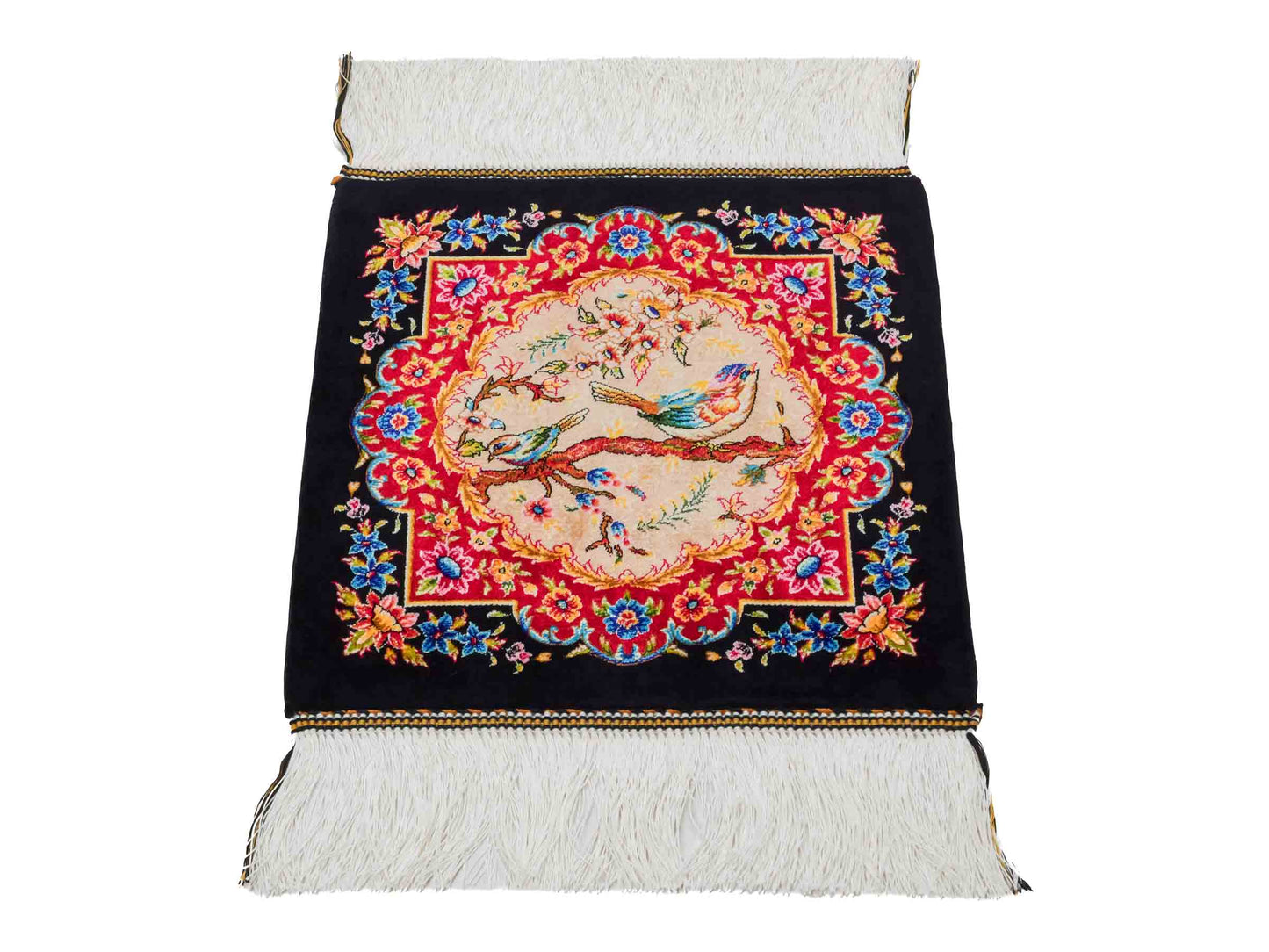 Ghom Maschinenteppich "Khosrow" 35 x 35 cm aus pflanzlicher Seide (Viskose) mit Bildmotiv, Schwarz, Beige, Rot. Teppichnummer: V52BK012H Persian Luxury Collection by Khademi. Made in Iran / Persia – Vertrieb durch JUPITER Intl.